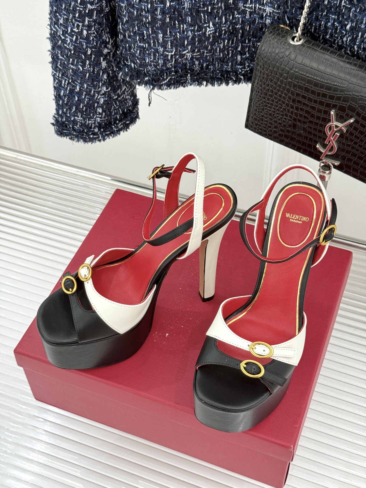 Valentino/华伦天奴26WF新品双带扣防水台恨天高凉鞋意式高定美学 踩在云端的女王气场。以定制牛