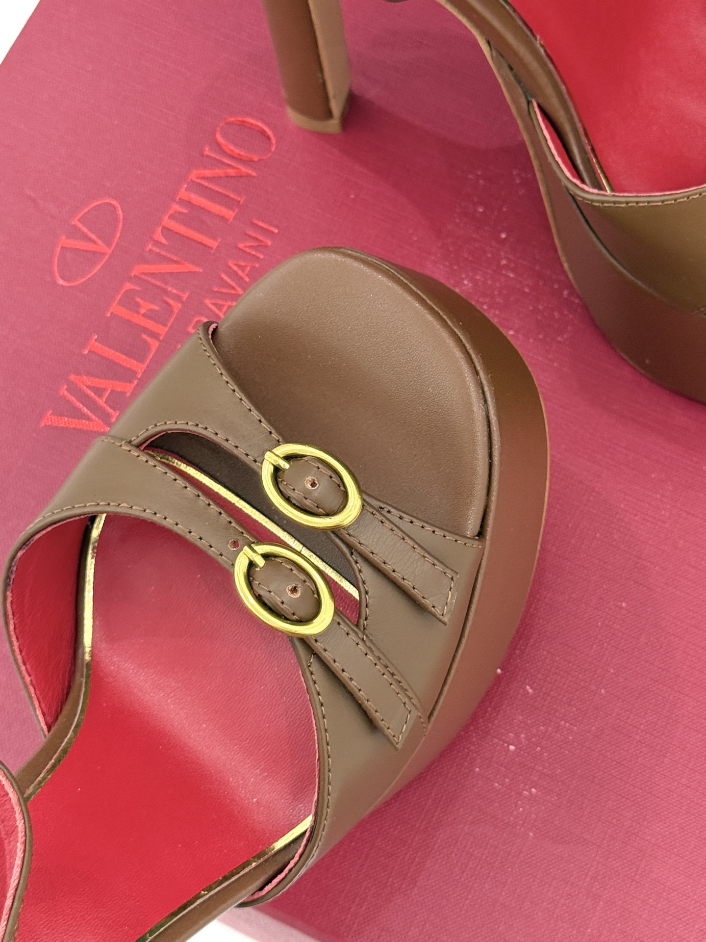 Valentino/华伦天奴26WF新品双带扣防水台恨天高凉鞋意式高定美学 踩在云端的女王气场。以定制牛
