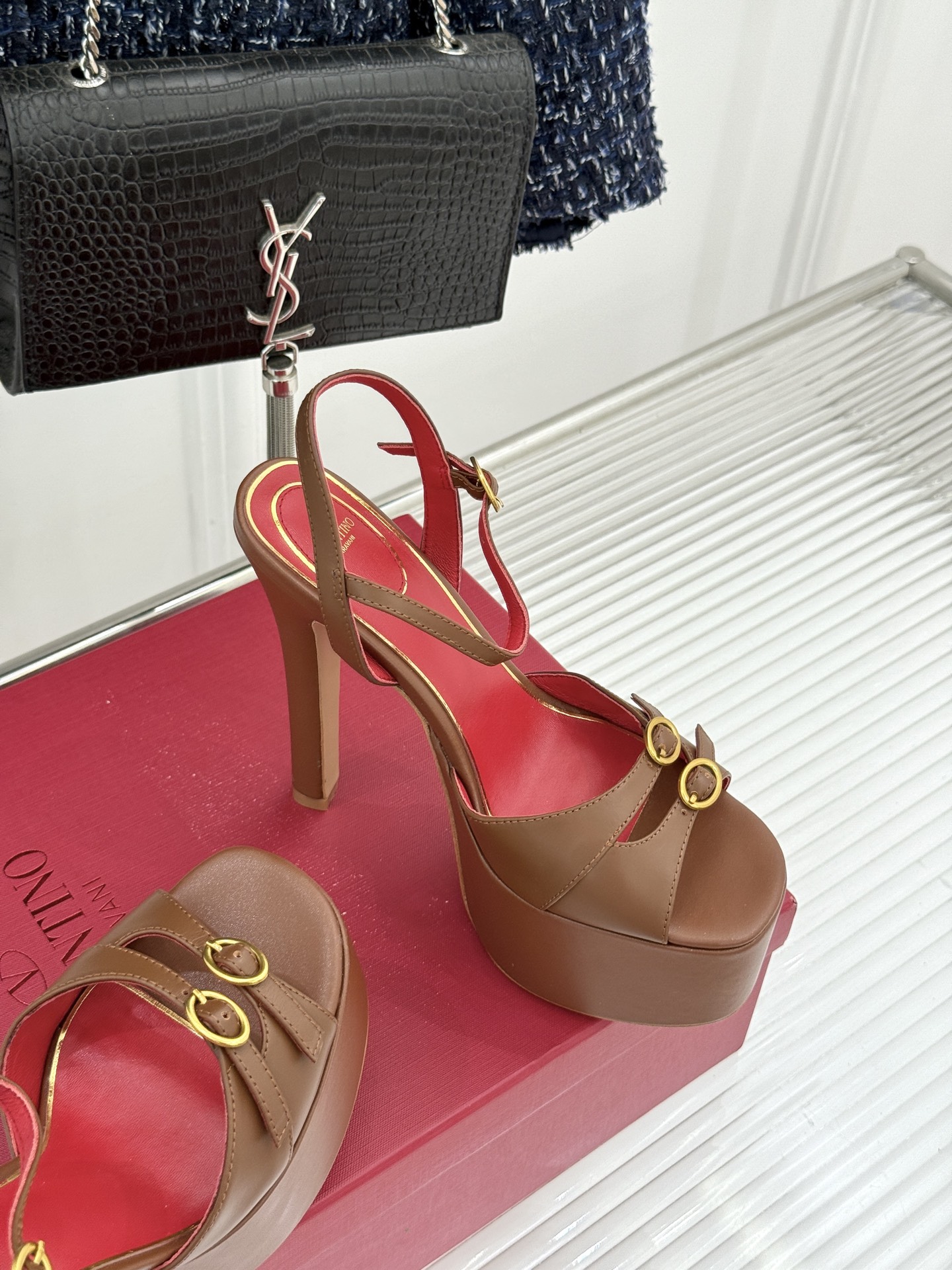 Valentino/华伦天奴26WF新品双带扣防水台恨天高凉鞋意式高定美学 踩在云端的女王气场。以定制牛
