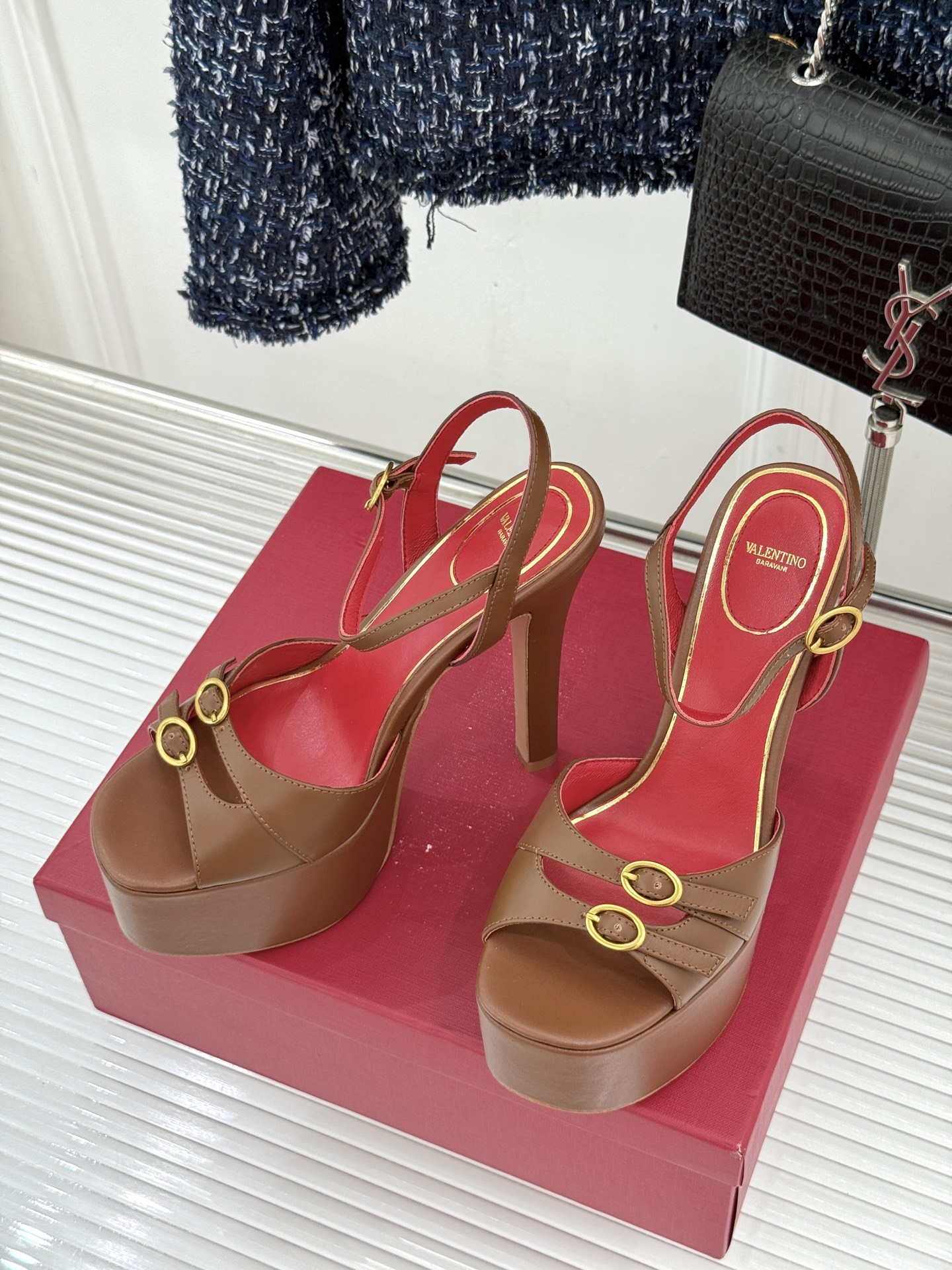 Valentino/华伦天奴26WF新品双带扣防水台恨天高凉鞋意式高定美学 踩在云端的女王气场。以定制牛