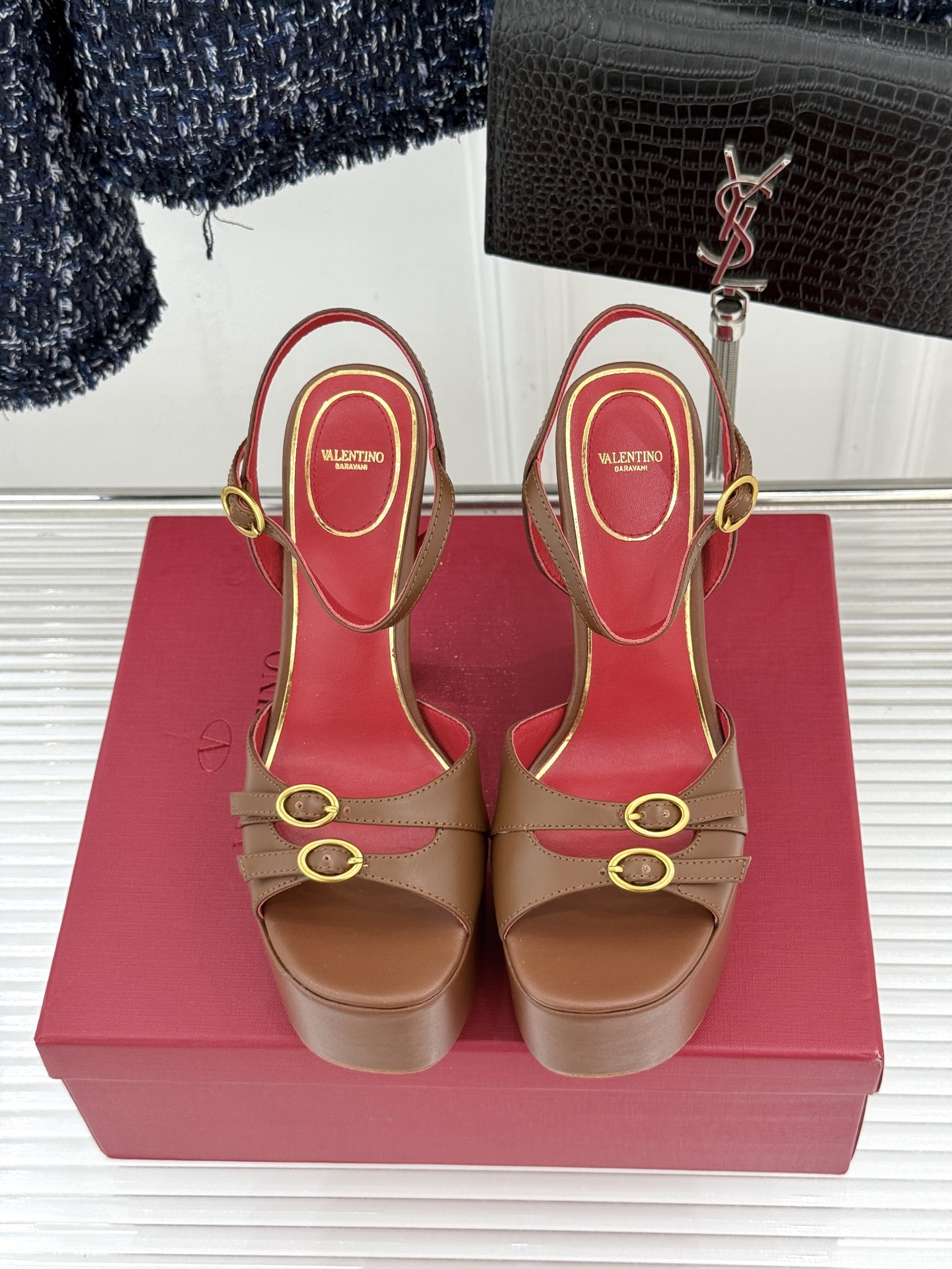 Valentino/华伦天奴26WF新品双带扣防水台恨天高凉鞋意式高定美学 踩在云端的女王气场。以定制牛