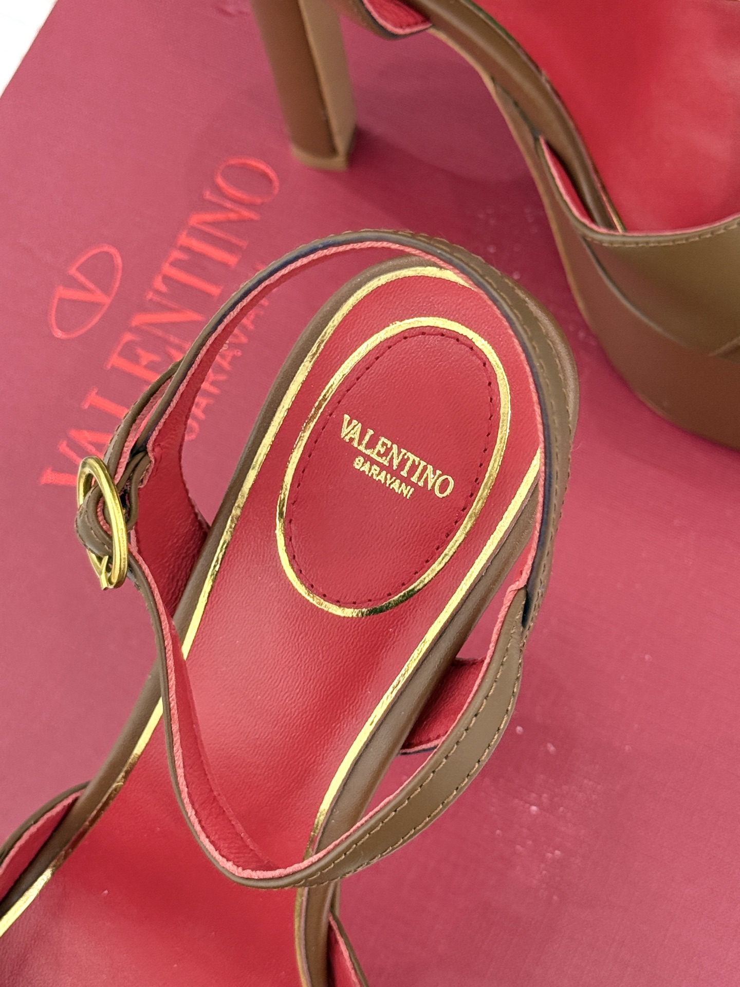 Valentino/华伦天奴26WF新品双带扣防水台恨天高凉鞋意式高定美学 踩在云端的女王气场。以定制牛