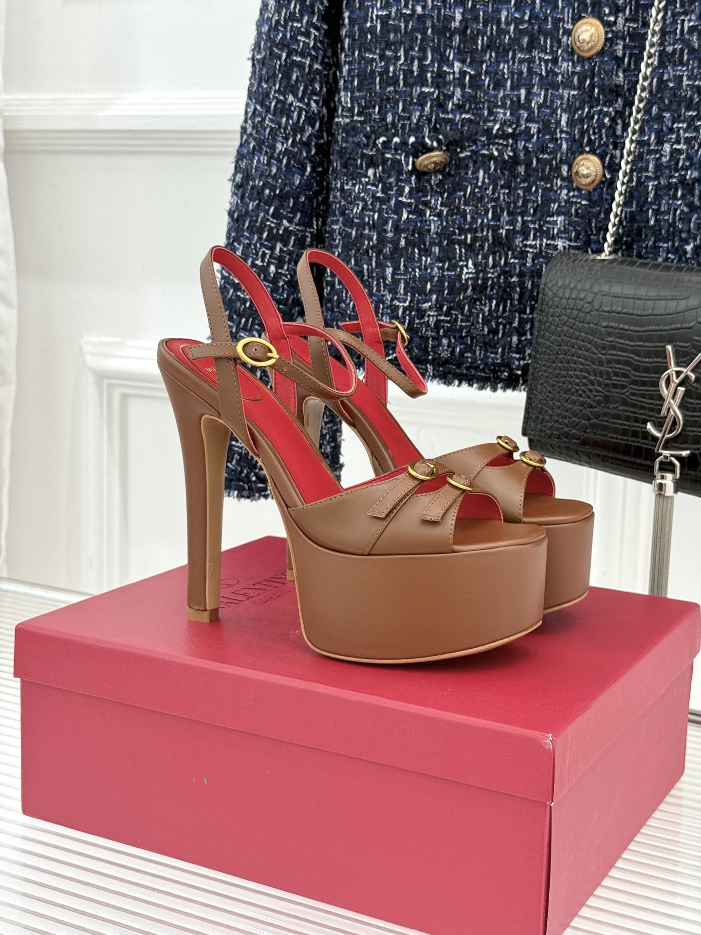 Valentino/华伦天奴26WF新品双带扣防水台恨天高凉鞋意式高定美学 踩在云端的女王气场。以定制牛