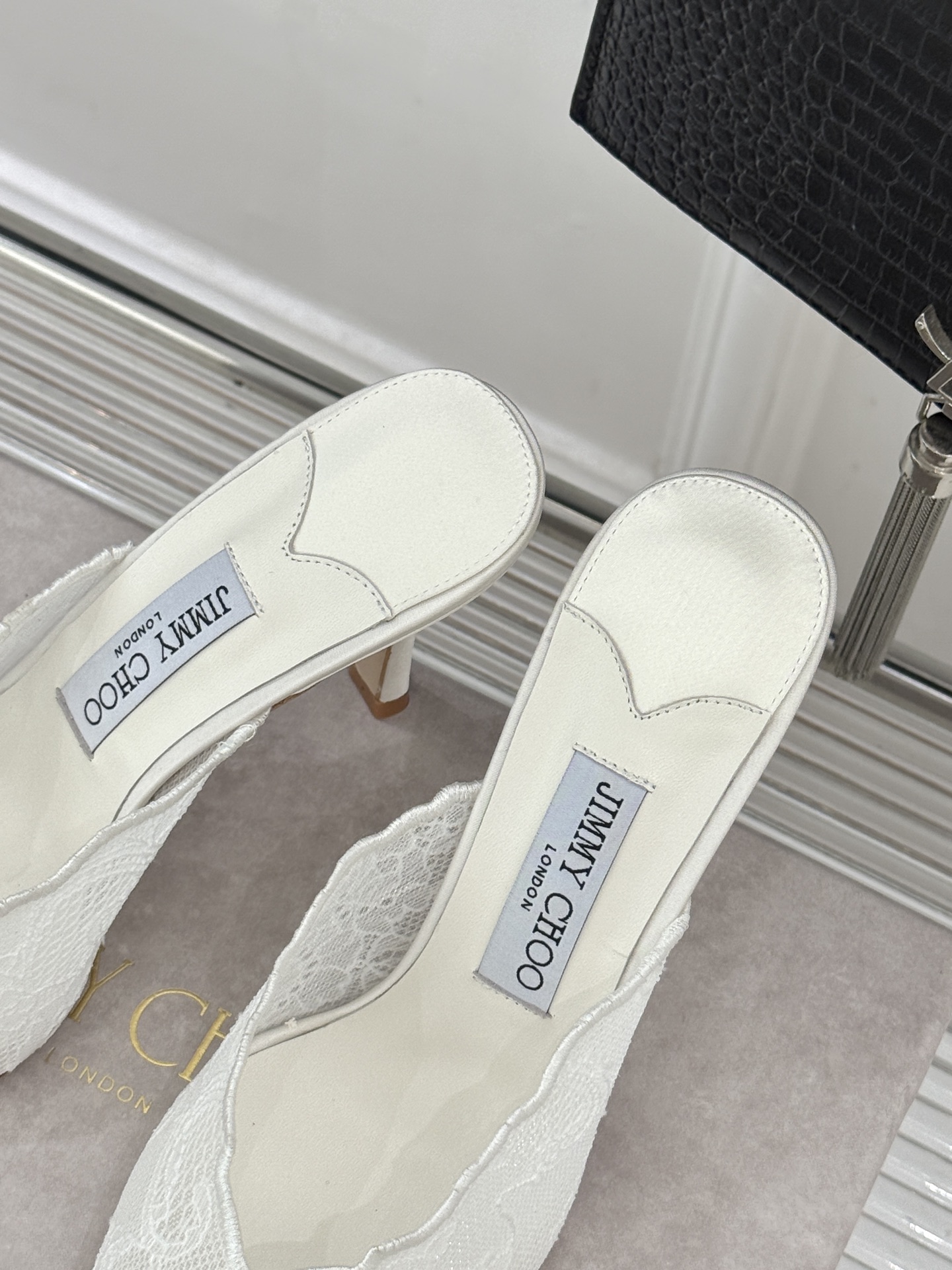 Jimmy Choo/吉米周26WF新品蕾丝金属头高跟凉鞋承袭品牌30年英伦奢雅基因这款凉鞋解锁现代女性