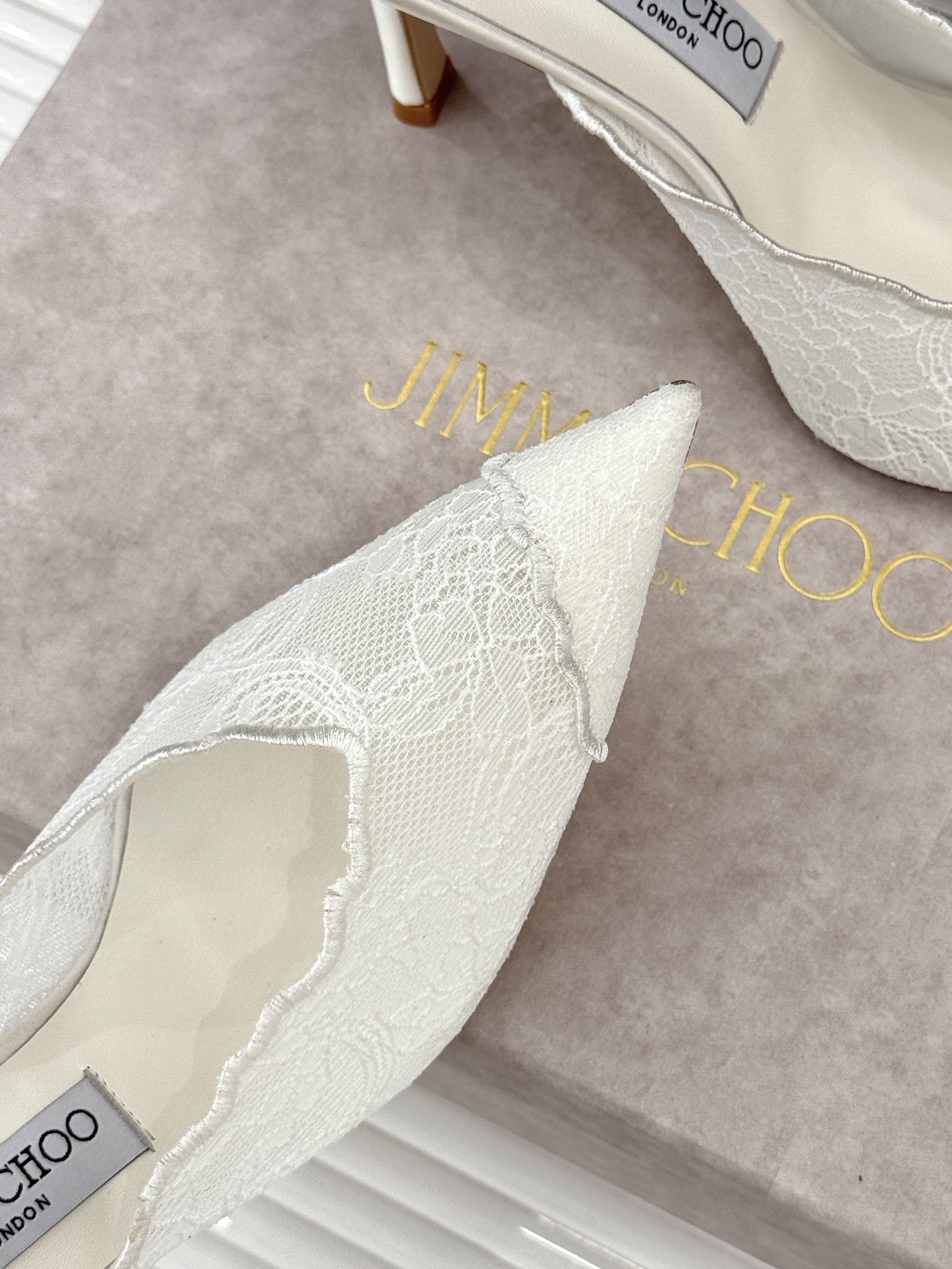 Jimmy Choo/吉米周26WF新品蕾丝金属头高跟凉鞋承袭品牌30年英伦奢雅基因这款凉鞋解锁现代女性