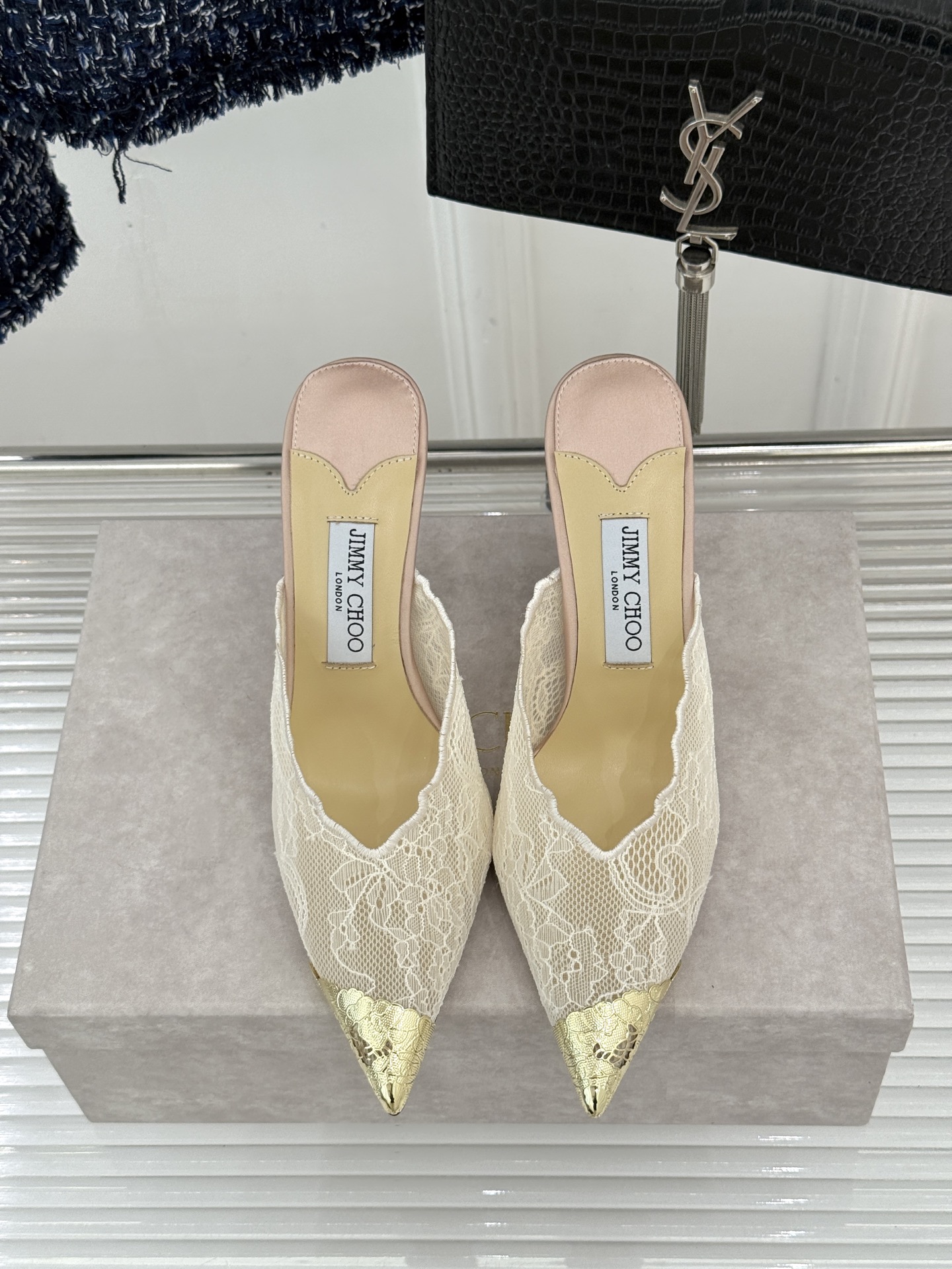Jimmy Choo/吉米周26WF新品蕾丝金属头高跟凉鞋承袭品牌30年英伦奢雅基因这款凉鞋解锁现代女性