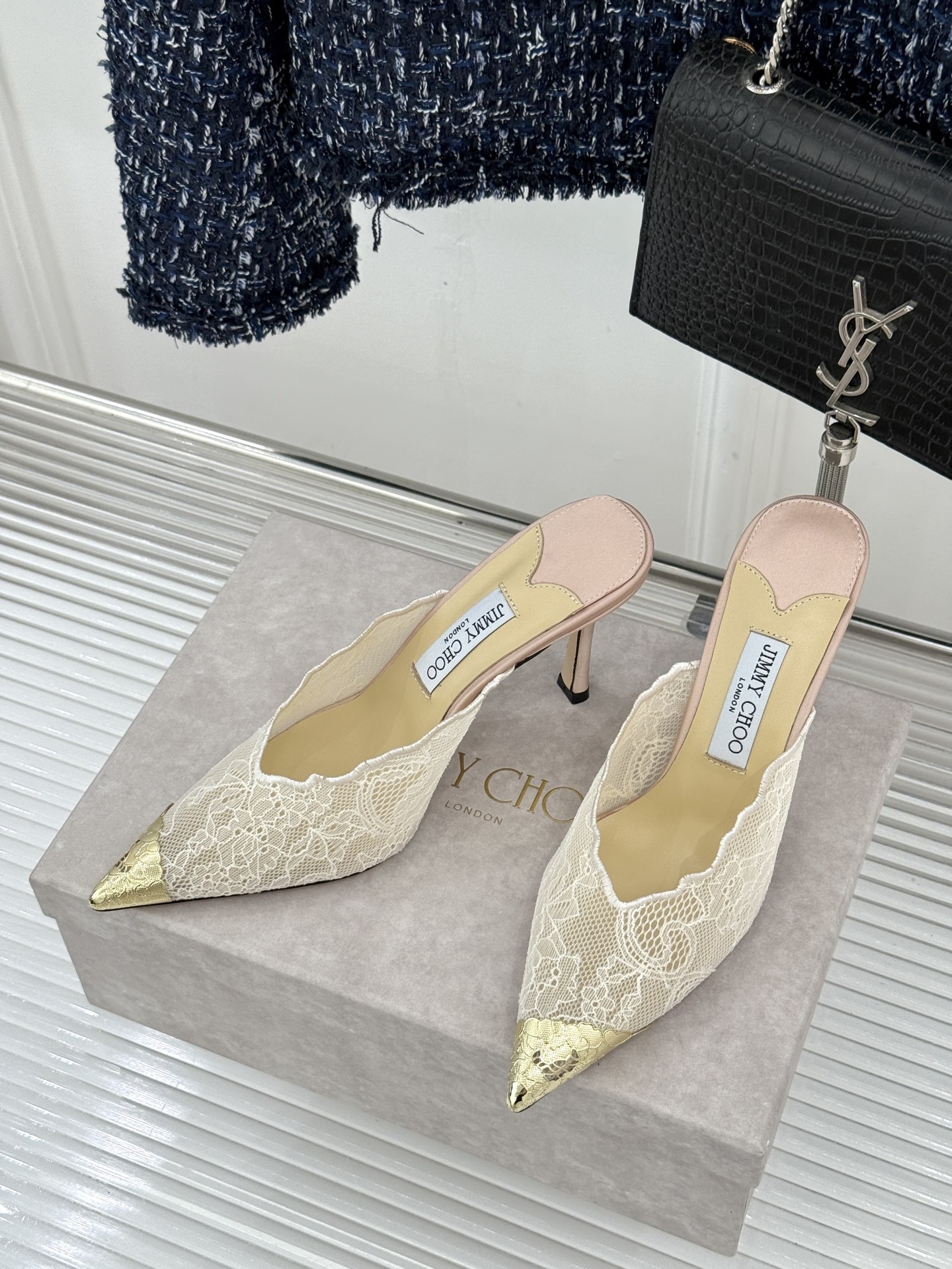 Jimmy Choo/吉米周26WF新品蕾丝金属头高跟凉鞋承袭品牌30年英伦奢雅基因这款凉鞋解锁现代女性