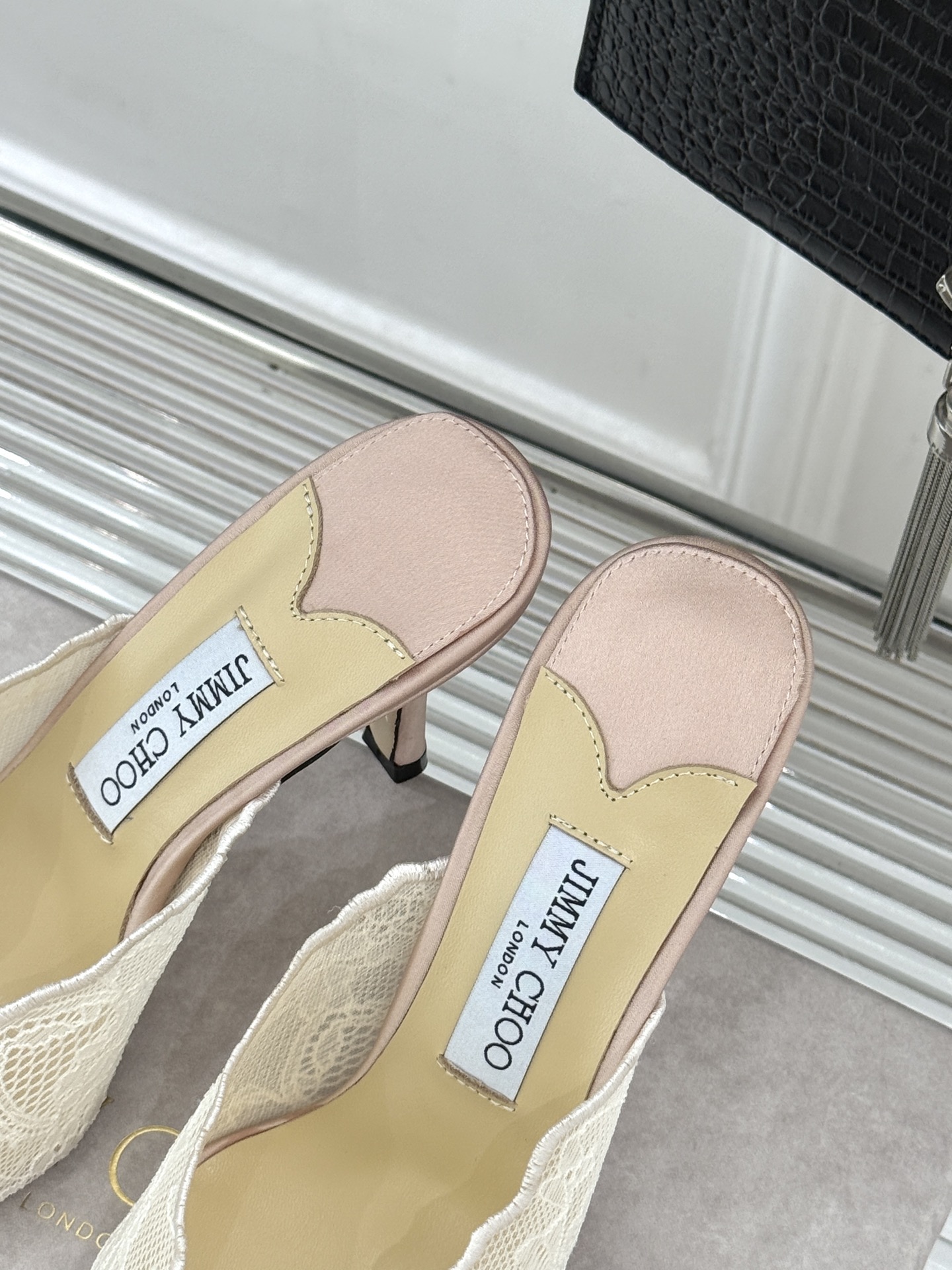 Jimmy Choo/吉米周26WF新品蕾丝金属头高跟凉鞋承袭品牌30年英伦奢雅基因这款凉鞋解锁现代女性