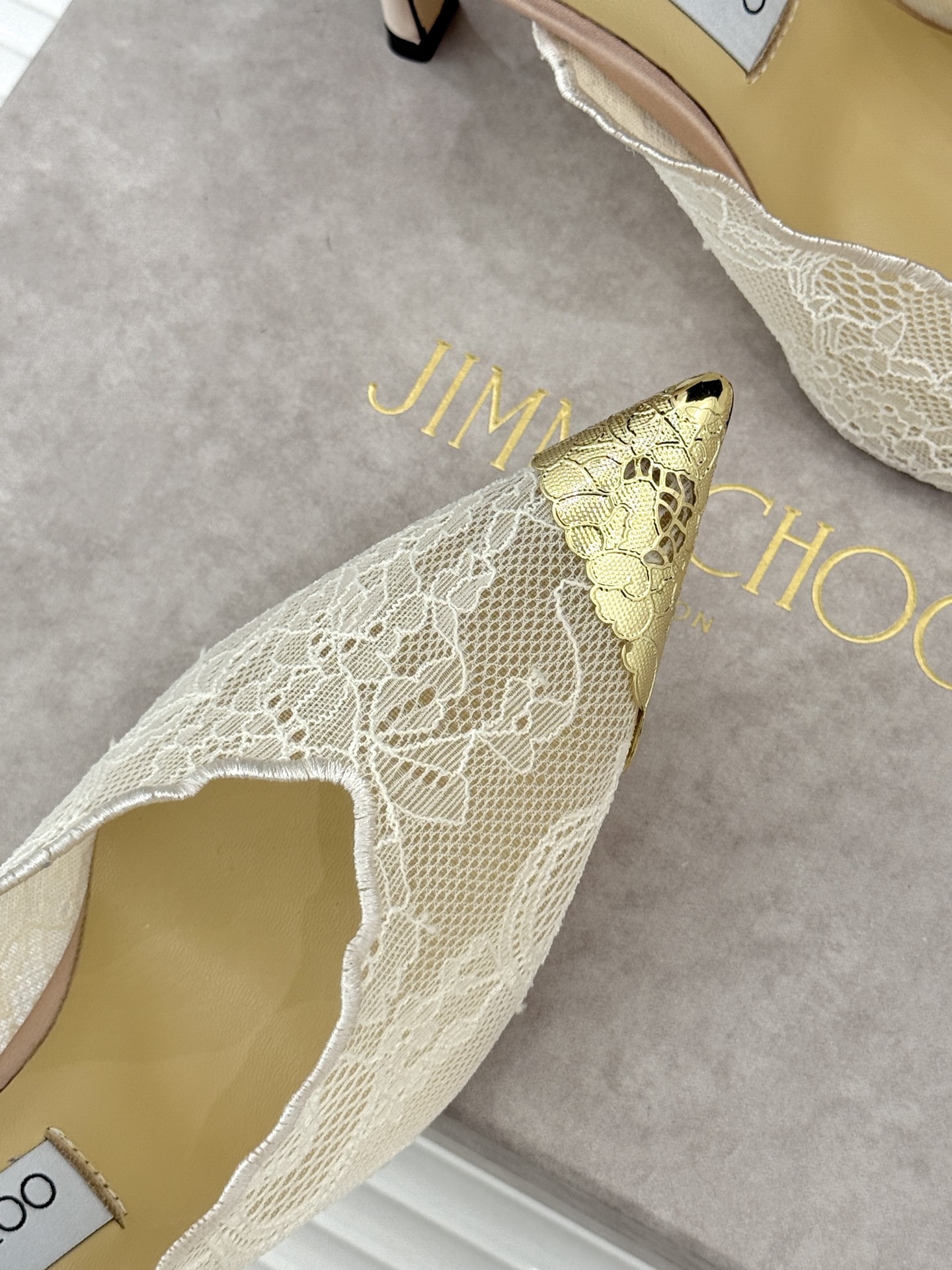 Jimmy Choo/吉米周26WF新品蕾丝金属头高跟凉鞋承袭品牌30年英伦奢雅基因这款凉鞋解锁现代女性