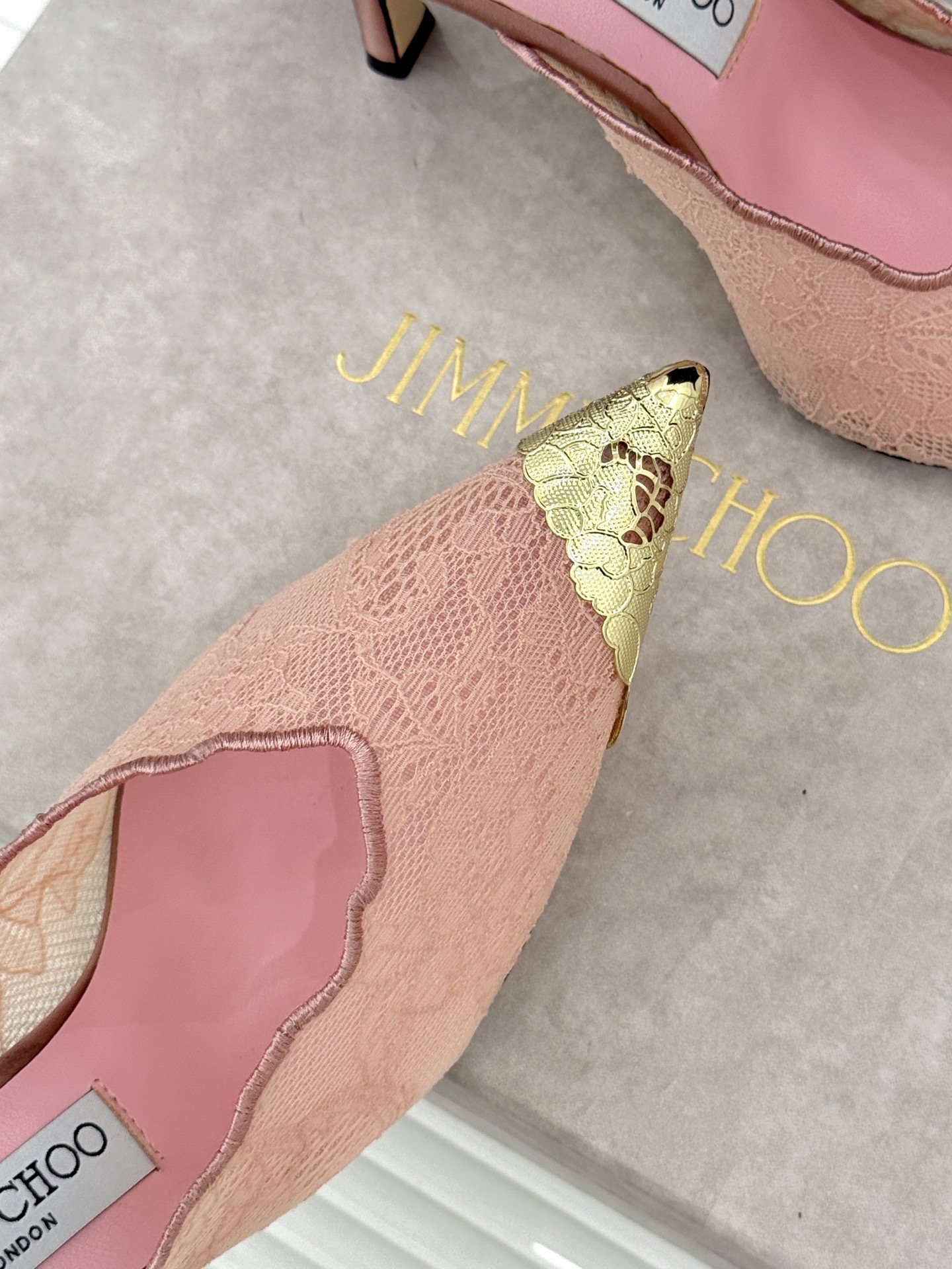 Jimmy Choo/吉米周26WF新品蕾丝金属头高跟凉鞋承袭品牌30年英伦奢雅基因这款凉鞋解锁现代女性
