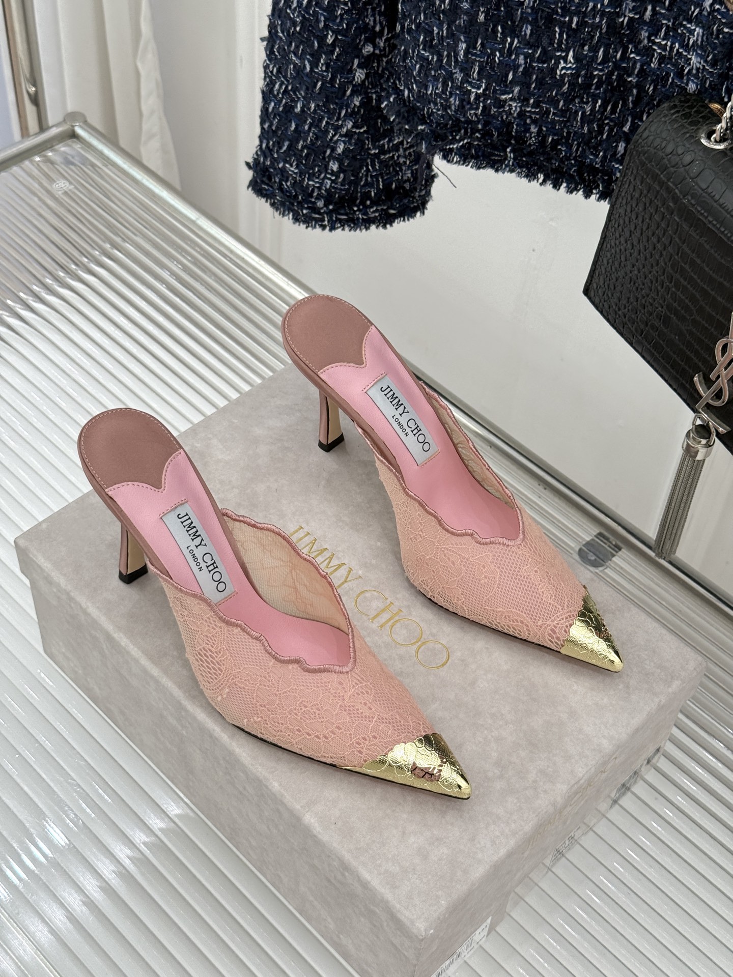 Jimmy Choo/吉米周26WF新品蕾丝金属头高跟凉鞋承袭品牌30年英伦奢雅基因这款凉鞋解锁现代女性