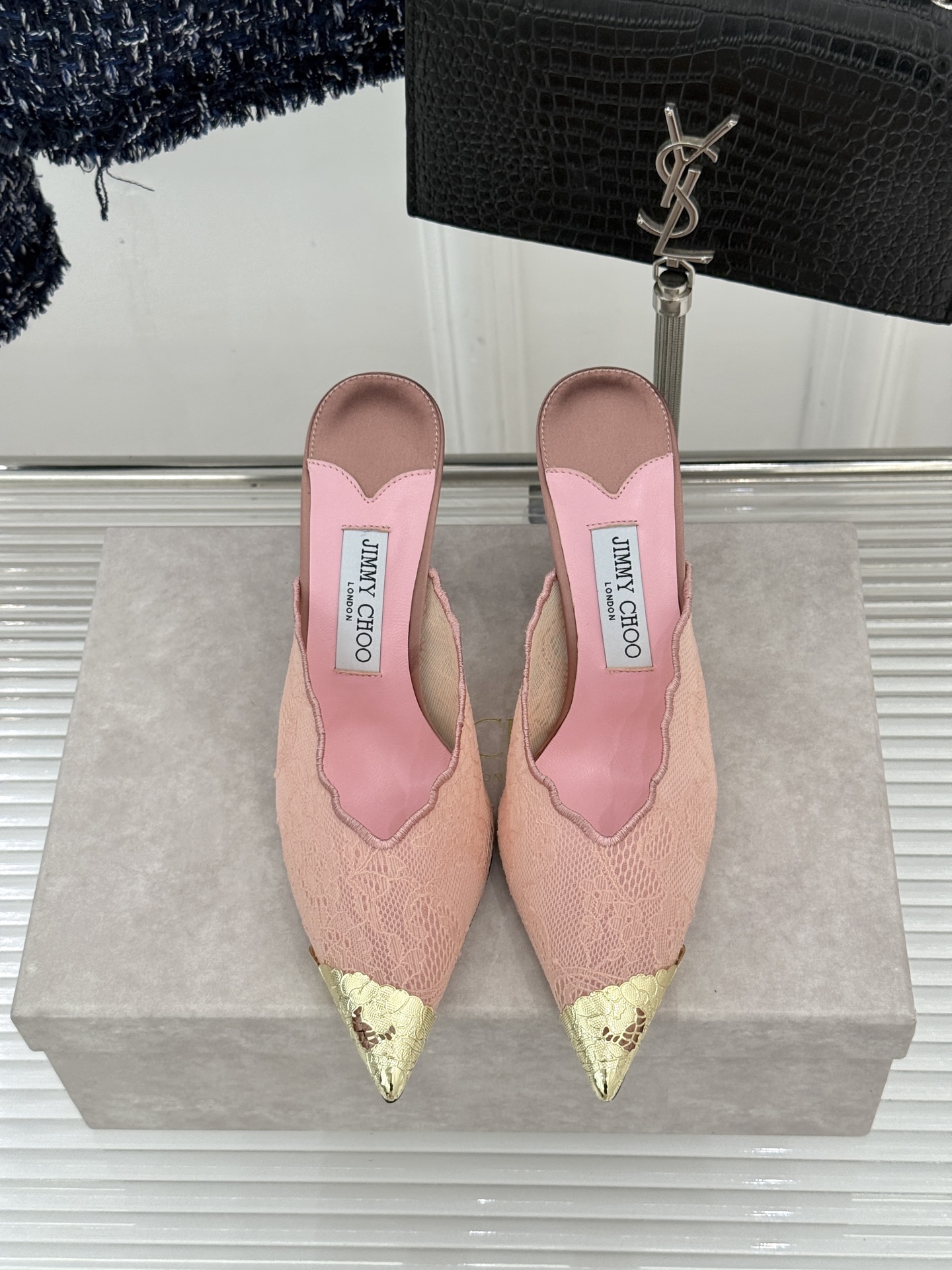 Jimmy Choo/吉米周26WF新品蕾丝金属头高跟凉鞋承袭品牌30年英伦奢雅基因这款凉鞋解锁现代女性