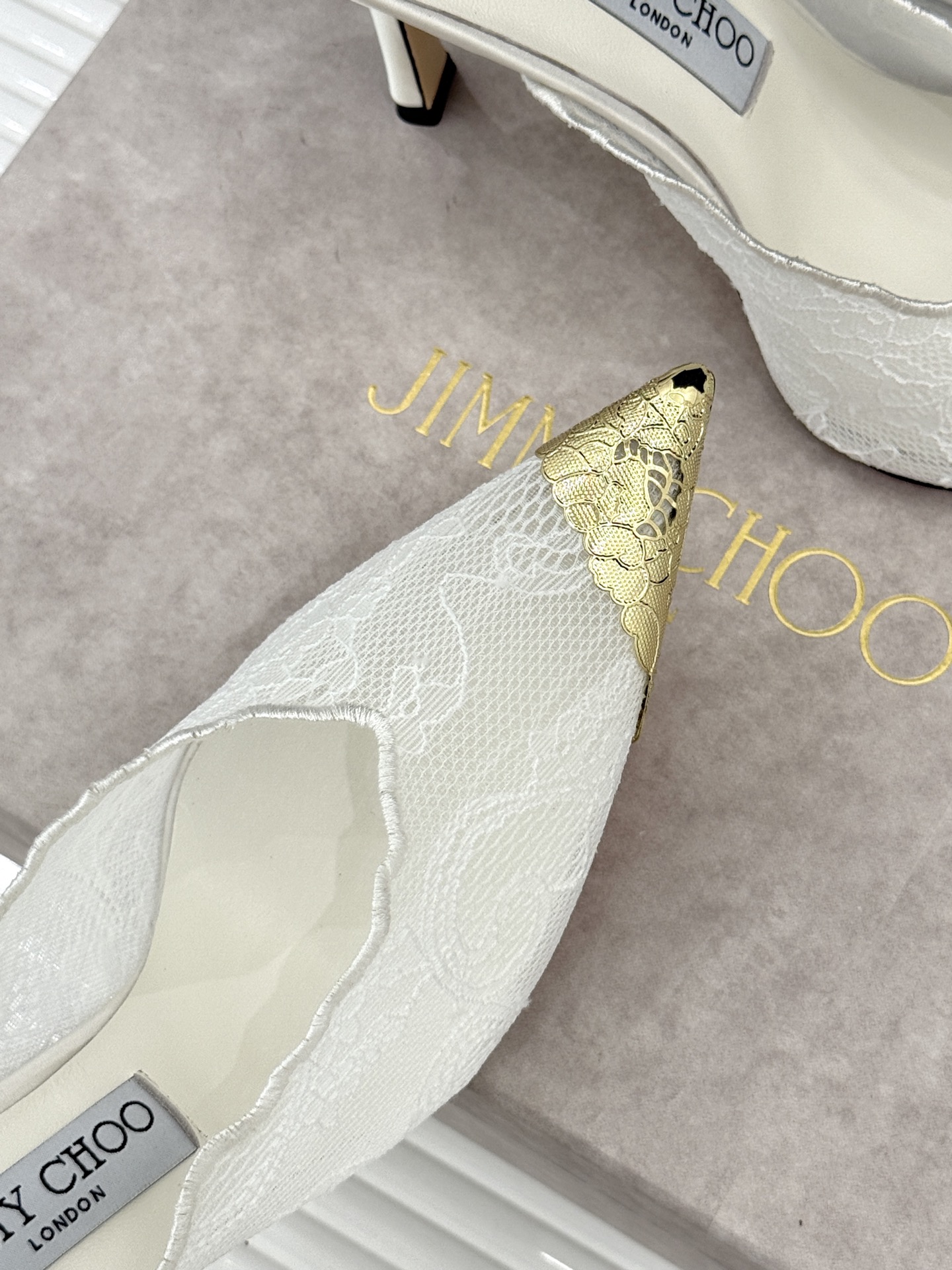 Jimmy Choo/吉米周26WF新品蕾丝金属头高跟凉鞋承袭品牌30年英伦奢雅基因这款凉鞋解锁现代女性