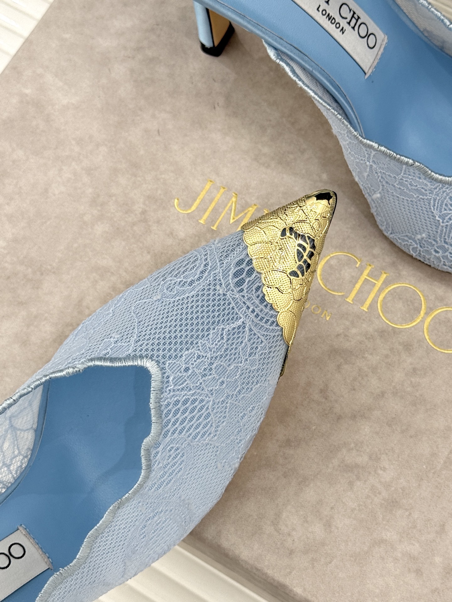 Jimmy Choo/吉米周26WF新品蕾丝金属头高跟凉鞋承袭品牌30年英伦奢雅基因这款凉鞋解锁现代女性