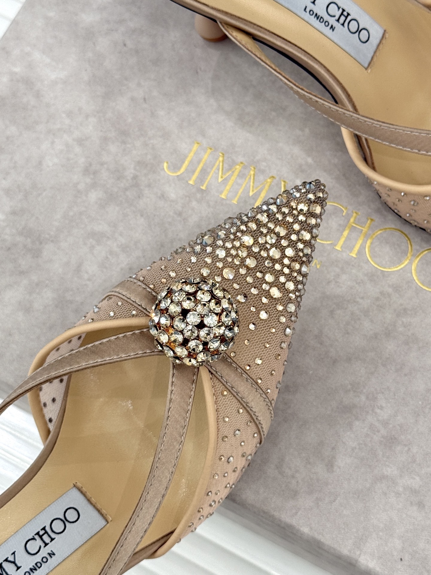 Jimmy Choo/吉米周26WF新品水钻球网纱尖头高跟凉鞋谁能拒绝一双自带星光的JC！这款水钻网纱鞋