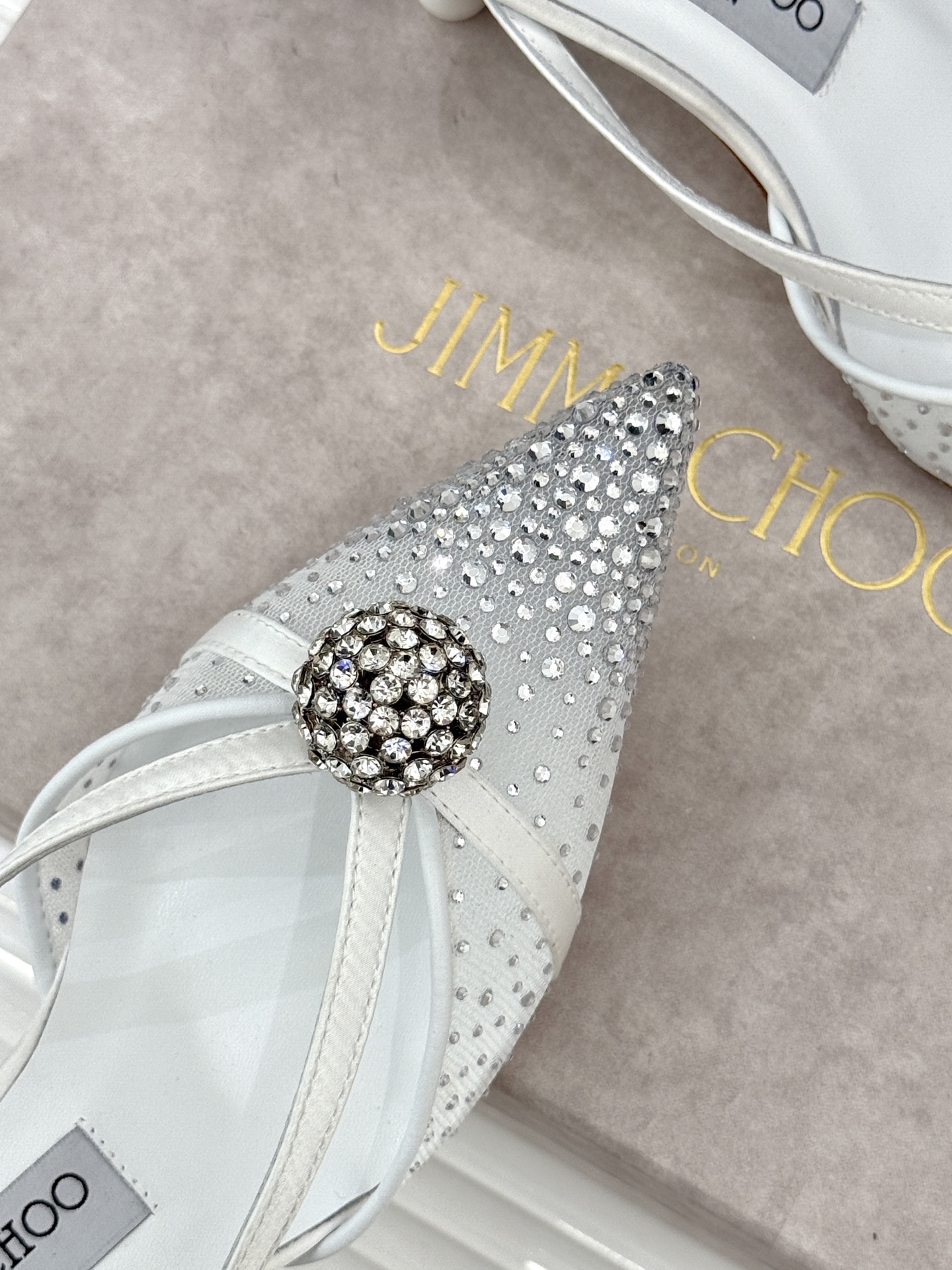 Jimmy Choo/吉米周26WF新品水钻球网纱尖头高跟凉鞋谁能拒绝一双自带星光的JC！这款水钻网纱鞋