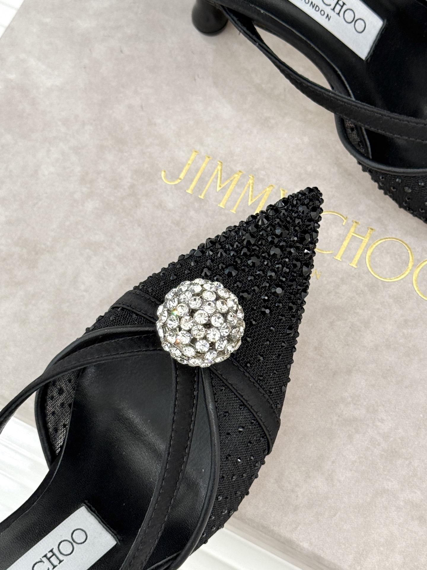 Jimmy Choo/吉米周26WF新品水钻球网纱尖头高跟凉鞋谁能拒绝一双自带星光的JC！这款水钻网纱鞋