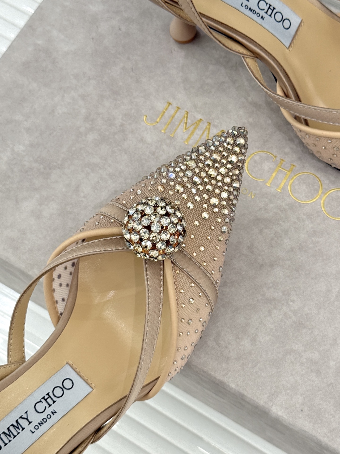 Jimmy Choo/吉米周26WF新品水钻球网纱尖头高跟凉鞋谁能拒绝一双自带星光的JC！这款水钻网纱鞋