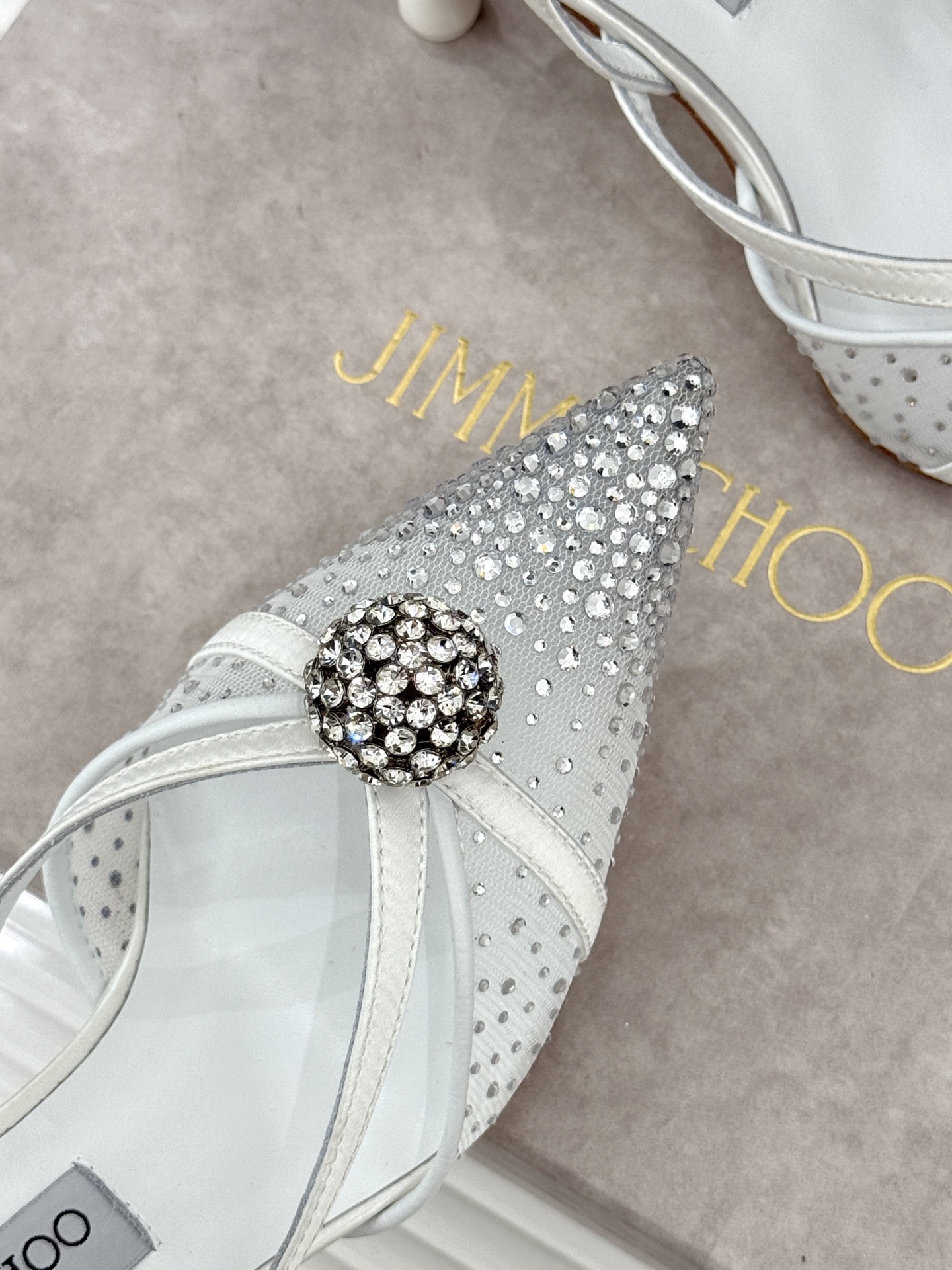 Jimmy Choo/吉米周26WF新品水钻球网纱尖头高跟凉鞋谁能拒绝一双自带星光的JC！这款水钻网纱鞋