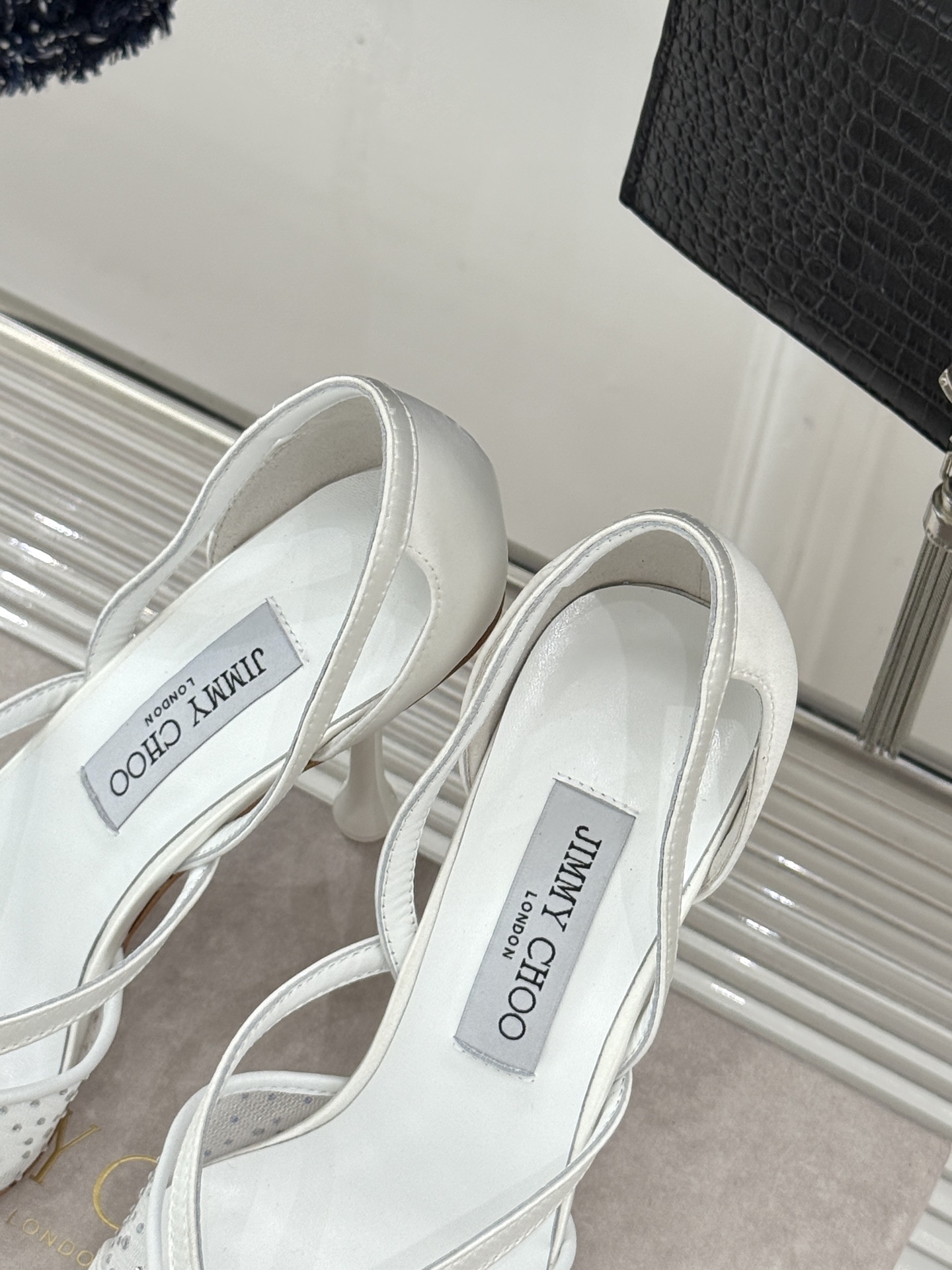 Jimmy Choo/吉米周26WF新品水钻球网纱尖头高跟凉鞋谁能拒绝一双自带星光的JC！这款水钻网纱鞋