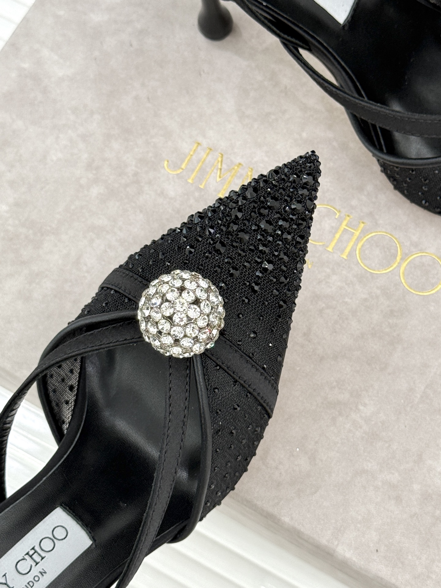Jimmy Choo/吉米周26WF新品水钻球网纱尖头高跟凉鞋谁能拒绝一双自带星光的JC！这款水钻网纱鞋
