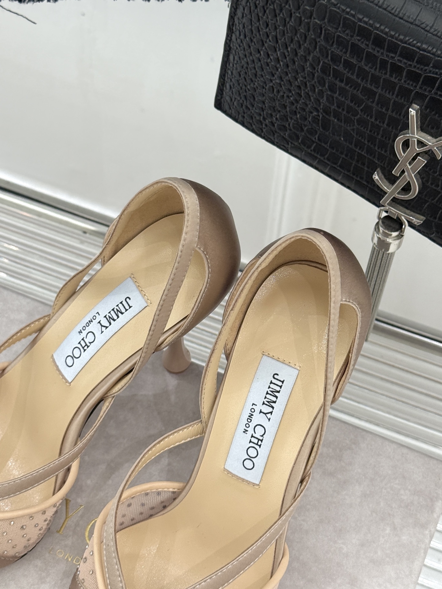 Jimmy Choo/吉米周26WF新品水钻球网纱尖头高跟凉鞋谁能拒绝一双自带星光的JC！这款水钻网纱鞋