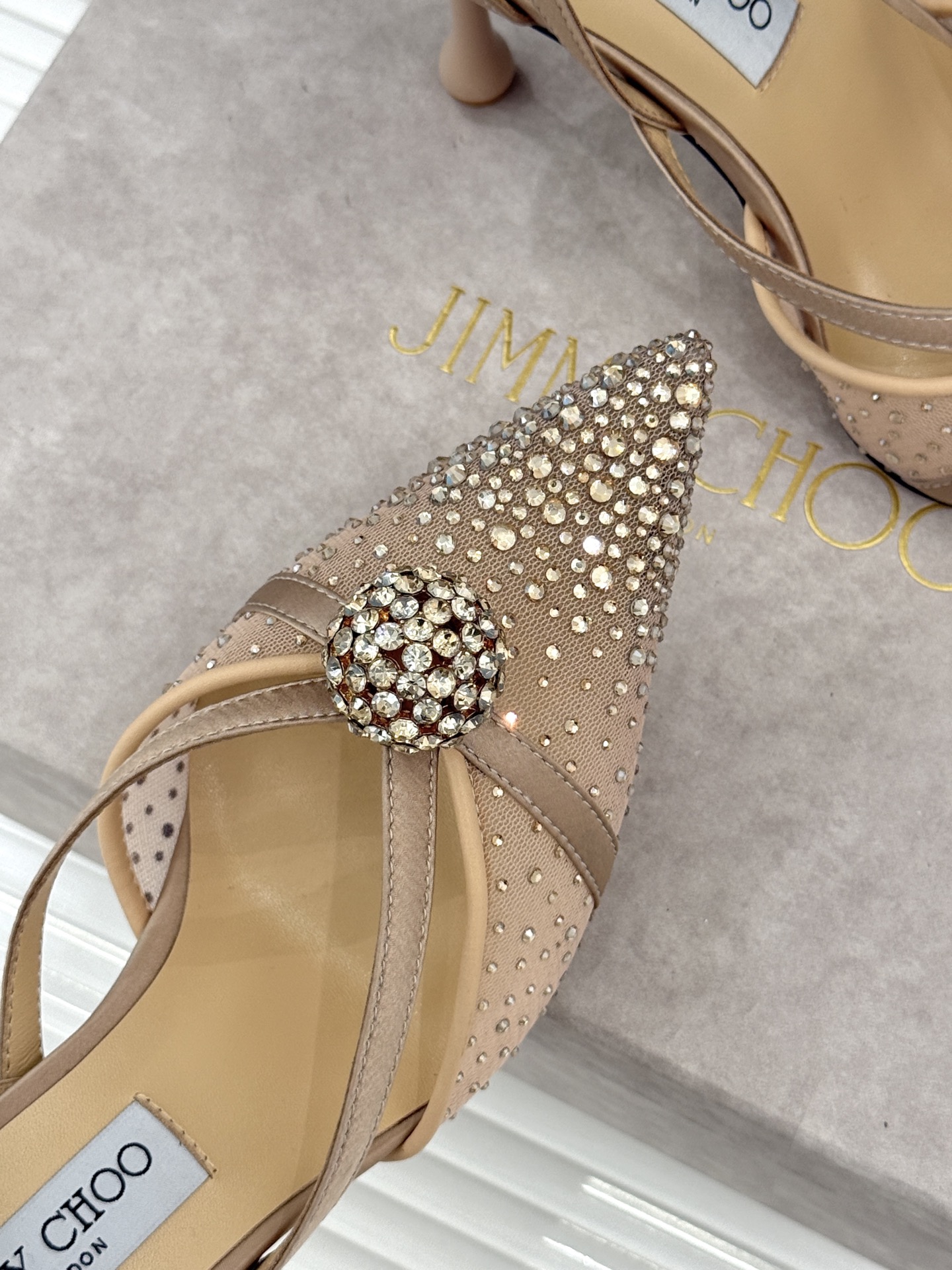Jimmy Choo/吉米周26WF新品水钻球网纱尖头高跟凉鞋谁能拒绝一双自带星光的JC！这款水钻网纱鞋