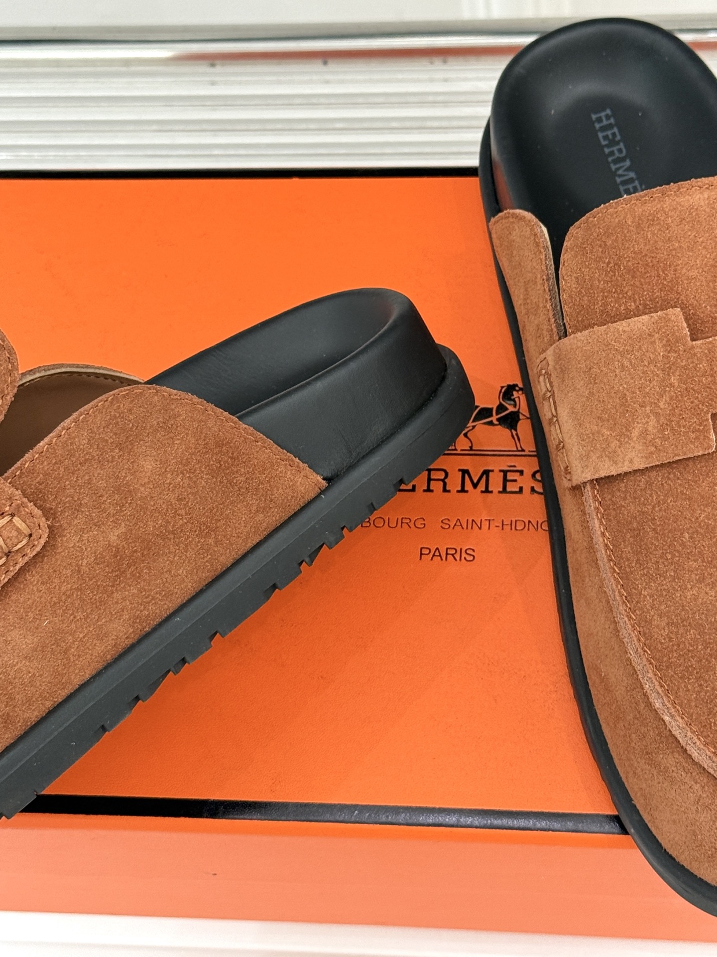 （配原版飞机盒）Hermès/爱马仕25WF新品穆勒包头H半拖鞋勃肯鞋厚底勃肯版型重塑经典。麂皮小牛皮质