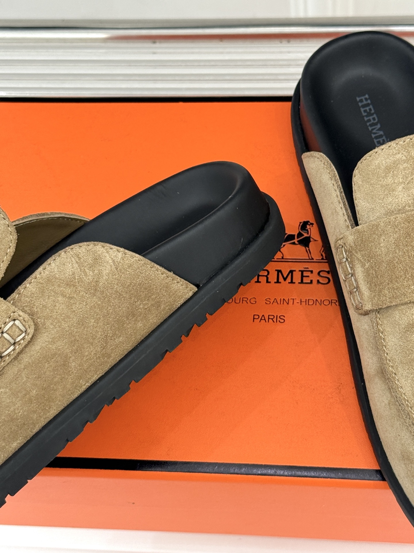 （配原版飞机盒）Hermès/爱马仕25WF新品穆勒包头H半拖鞋勃肯鞋厚底勃肯版型重塑经典。麂皮小牛皮质