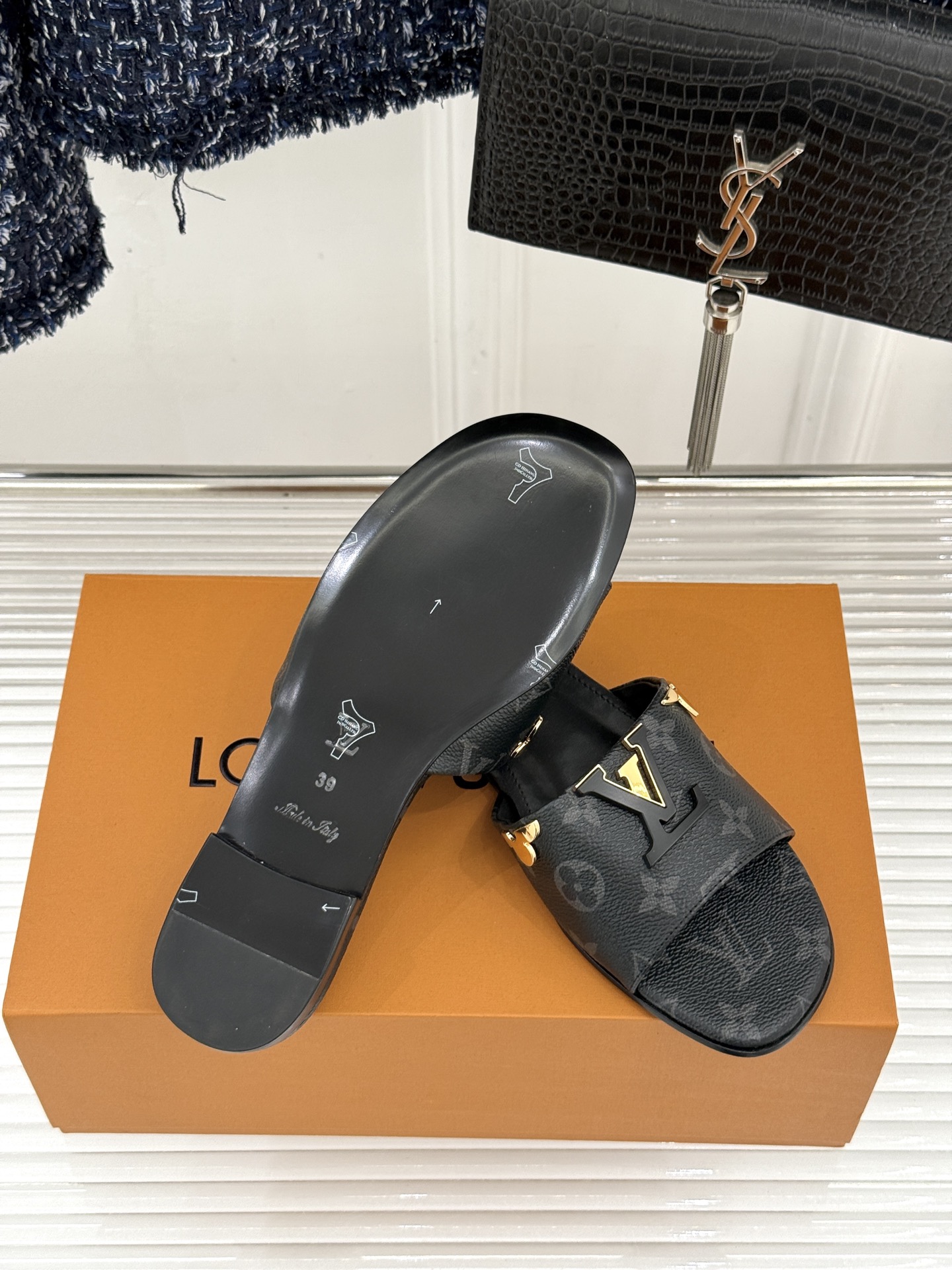 L*V驴牌经典爆款平底拖鞋它的设计简约而不失格调LV标识以金属质感的扣饰形式点缀仿佛将整个品牌的格调与品