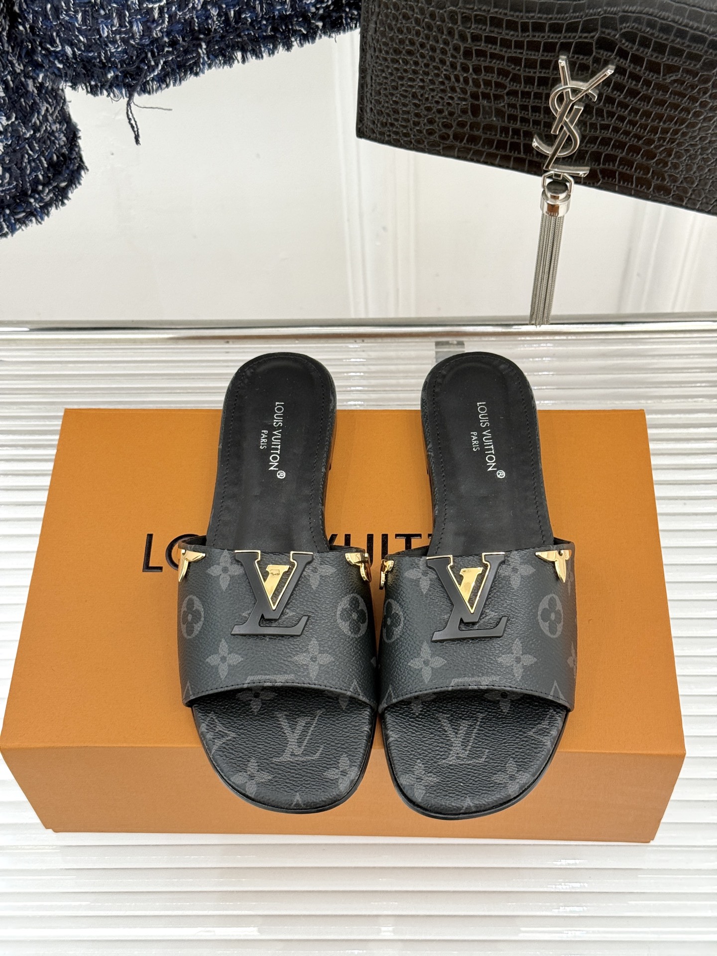 L*V驴牌经典爆款平底拖鞋它的设计简约而不失格调LV标识以金属质感的扣饰形式点缀仿佛将整个品牌的格调与品
