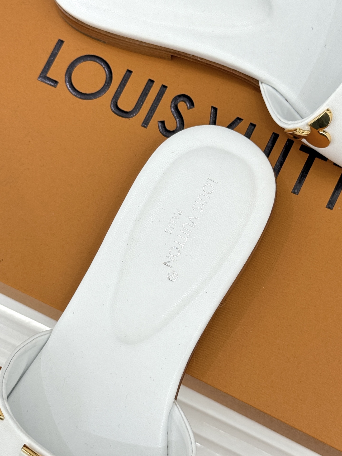 L*V驴牌经典爆款平底拖鞋它的设计简约而不失格调LV标识以金属质感的扣饰形式点缀仿佛将整个品牌的格调与品