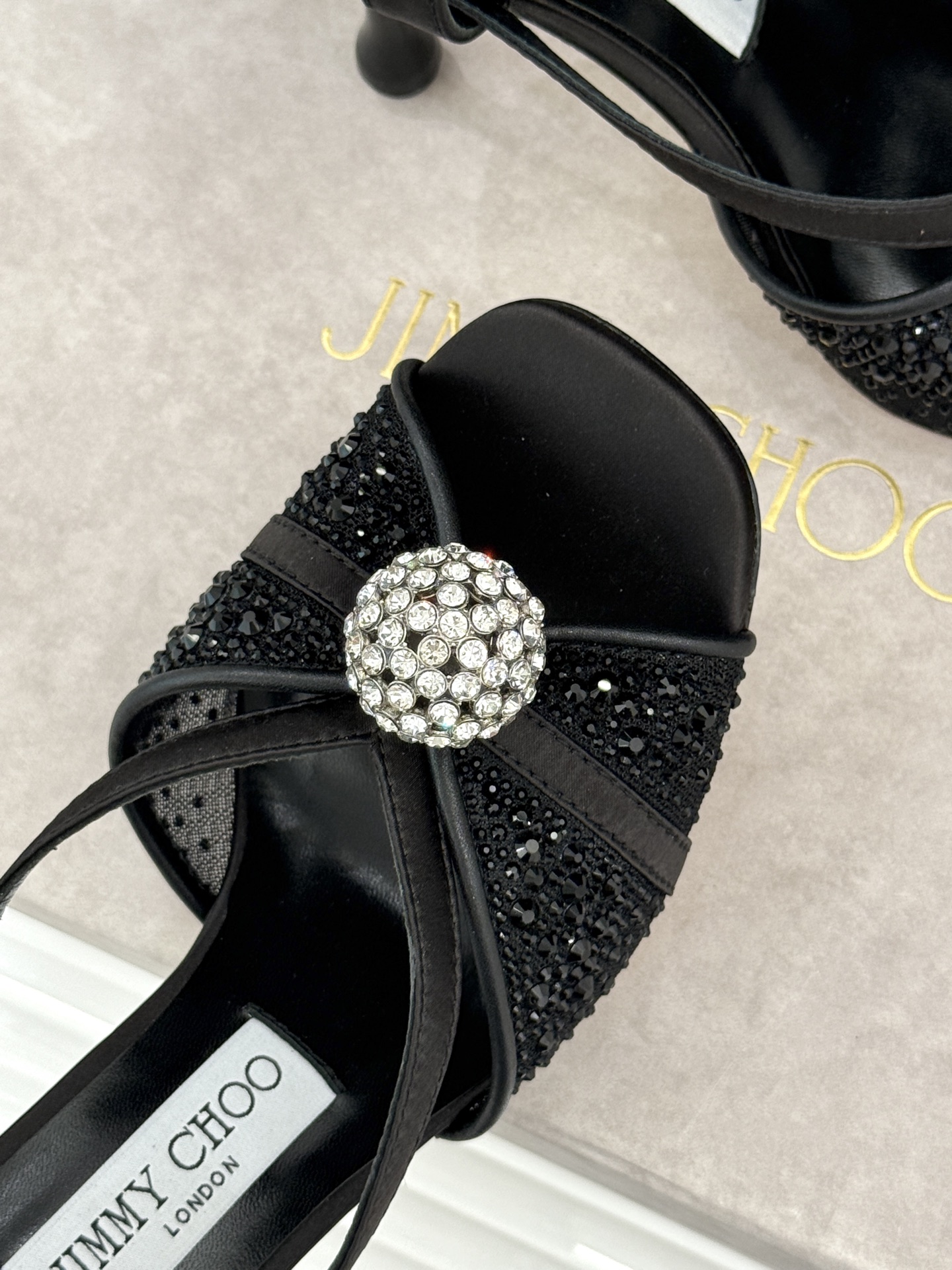 Jimmy Choo/吉米周26WF新品水钻球网纱尖头高跟凉鞋谁能拒绝一双自带星光的JC！这款水钻网纱鞋