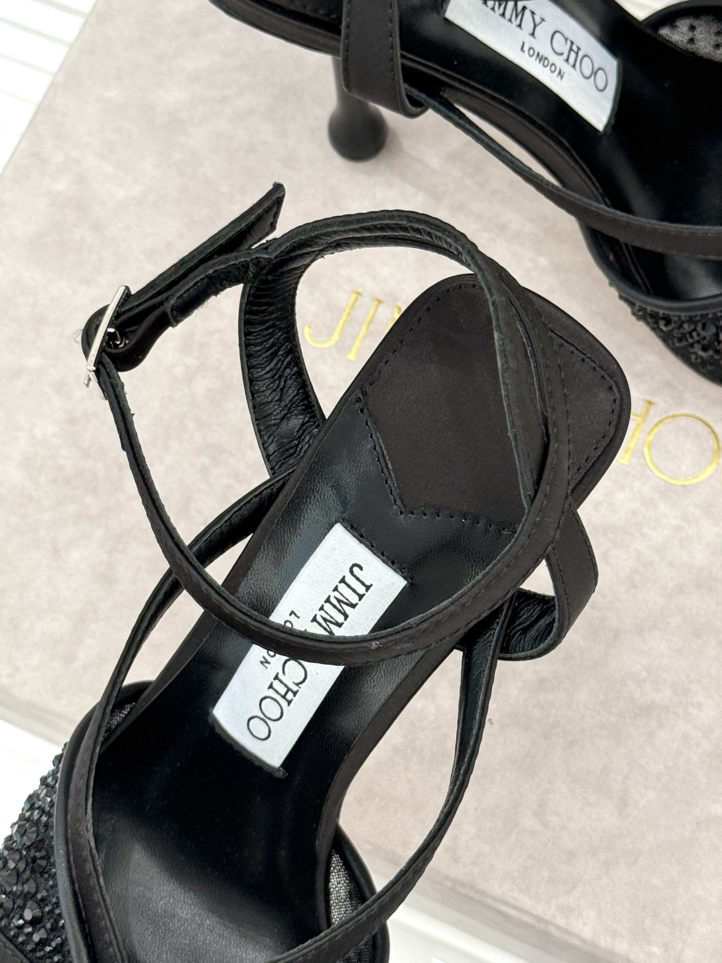 Jimmy Choo/吉米周26WF新品水钻球网纱尖头高跟凉鞋谁能拒绝一双自带星光的JC！这款水钻网纱鞋