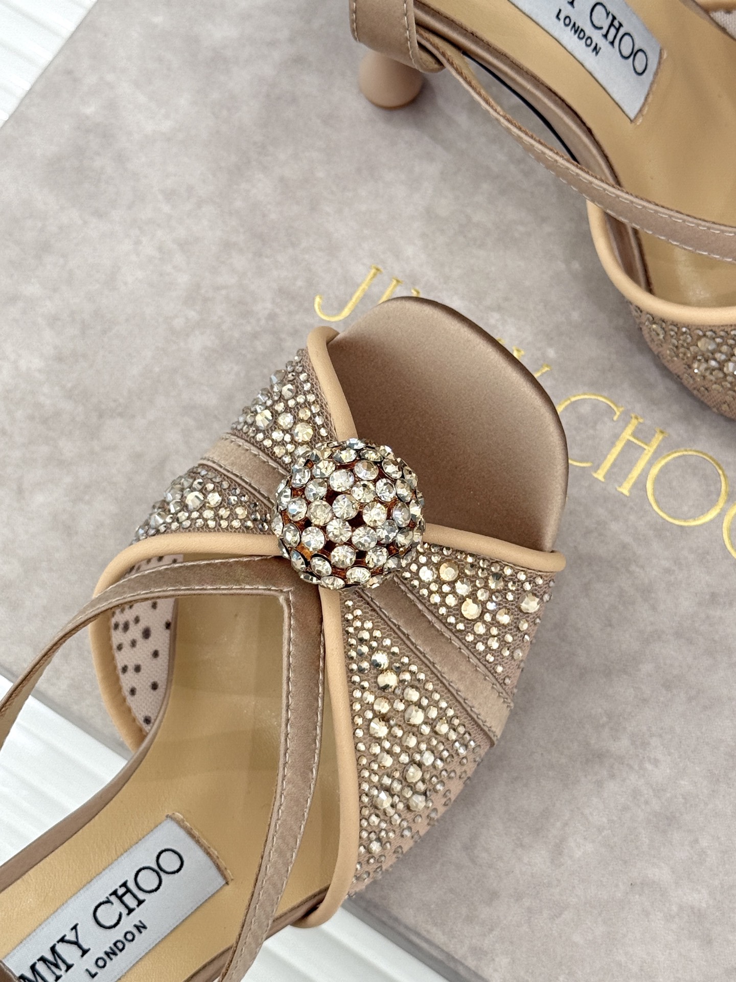 Jimmy Choo/吉米周26WF新品水钻球网纱尖头高跟凉鞋谁能拒绝一双自带星光的JC！这款水钻网纱鞋