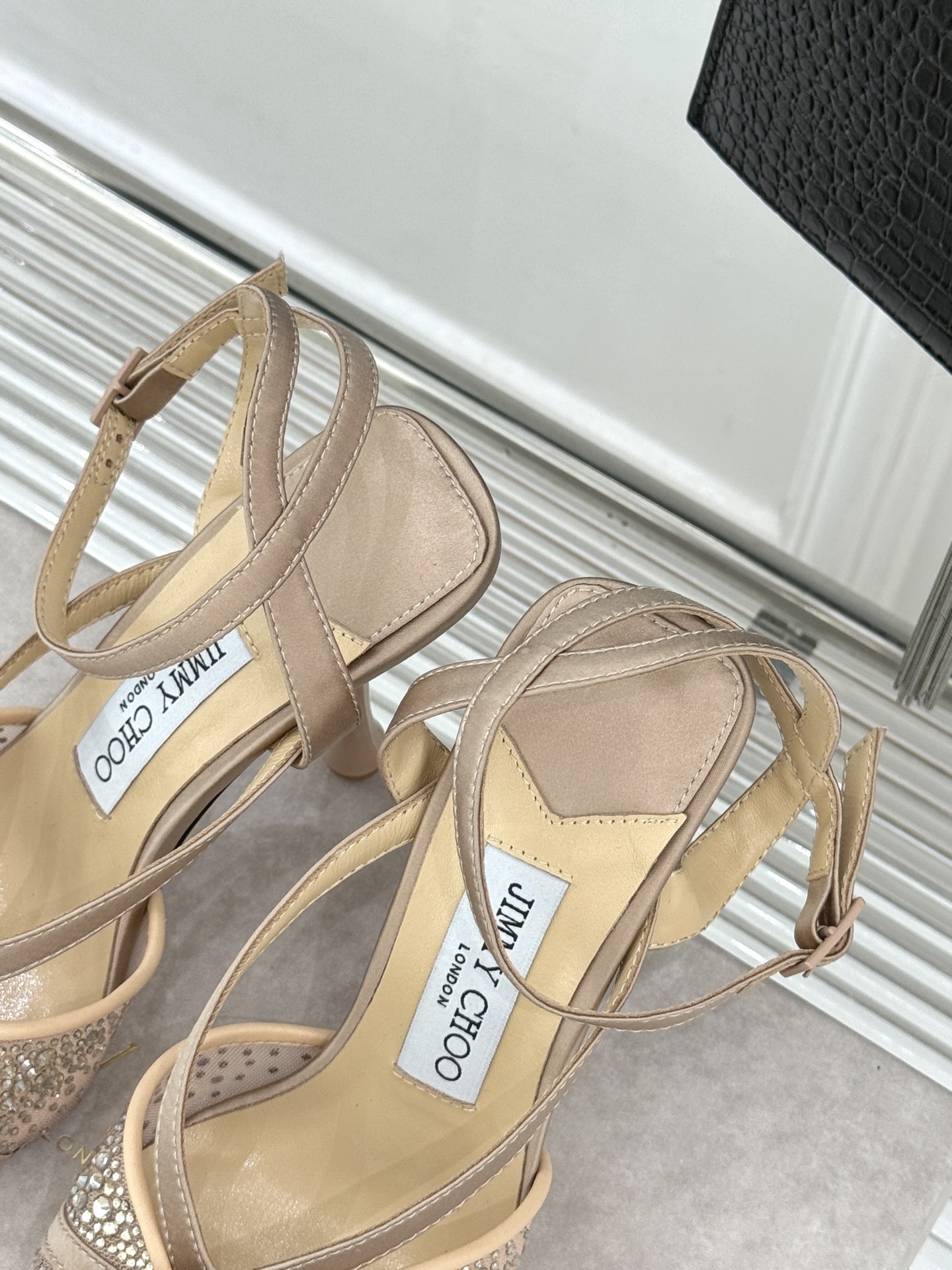Jimmy Choo/吉米周26WF新品水钻球网纱尖头高跟凉鞋谁能拒绝一双自带星光的JC！这款水钻网纱鞋