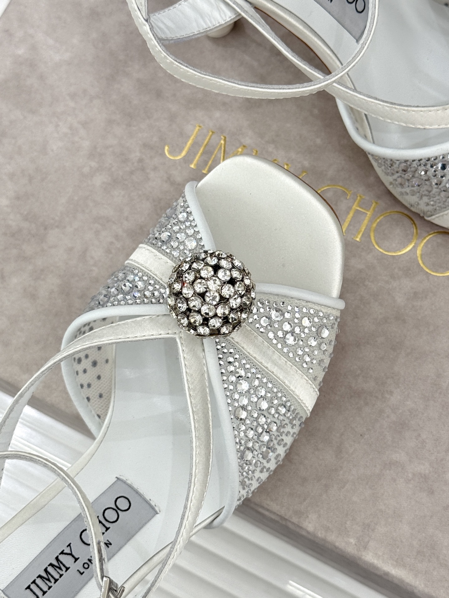 Jimmy Choo/吉米周26WF新品水钻球网纱尖头高跟凉鞋谁能拒绝一双自带星光的JC！这款水钻网纱鞋