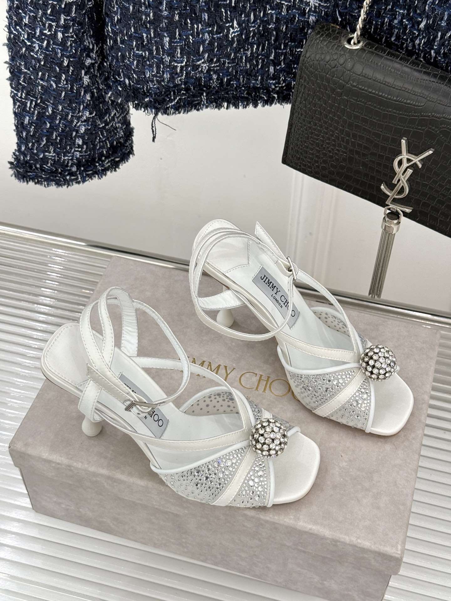 Jimmy Choo/吉米周26WF新品水钻球网纱尖头高跟凉鞋谁能拒绝一双自带星光的JC！这款水钻网纱鞋