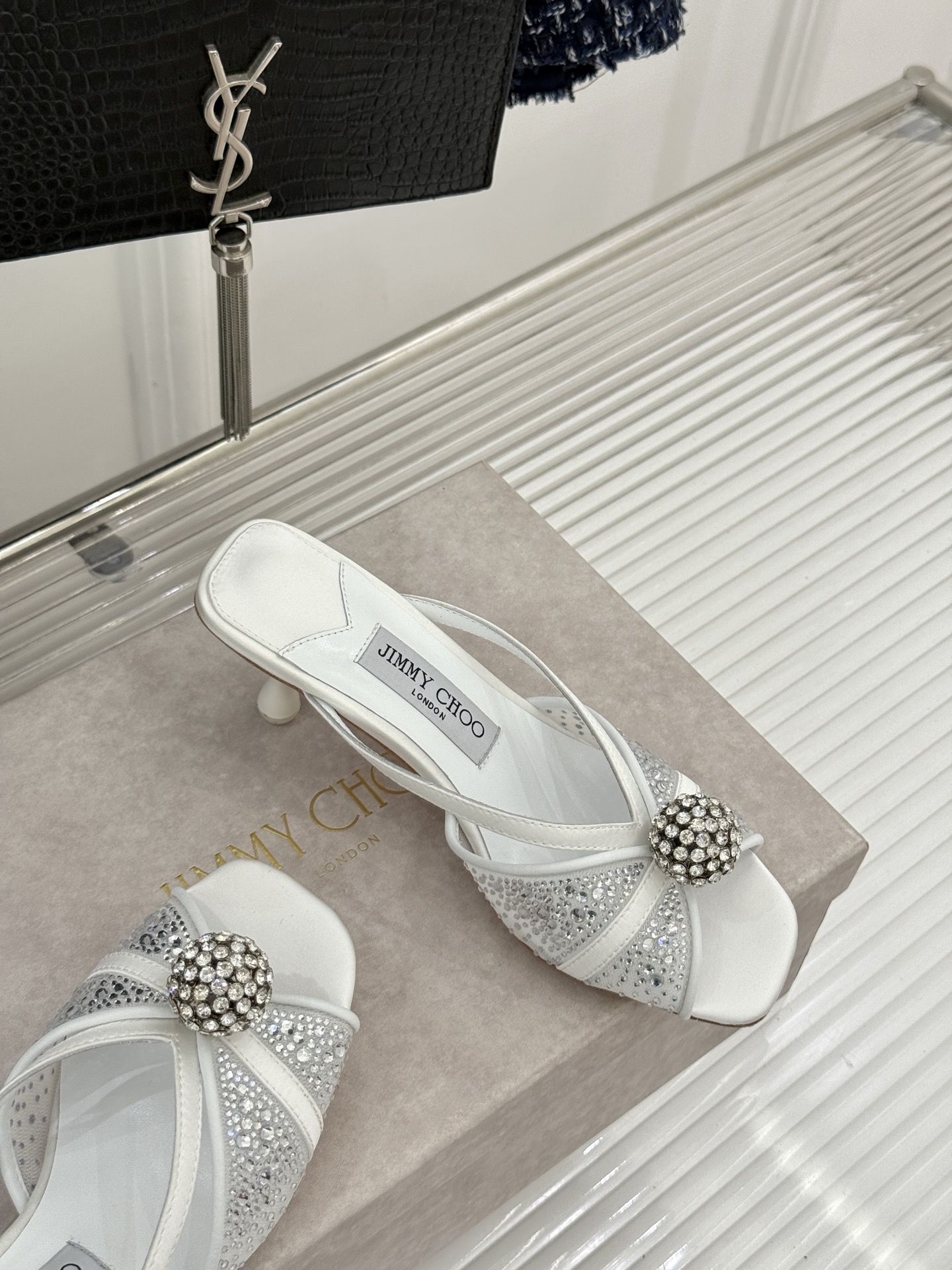 Jimmy Choo/吉米周26WF新品水钻球网纱尖头高跟凉鞋谁能拒绝一双自带星光的JC！这款水钻网纱鞋