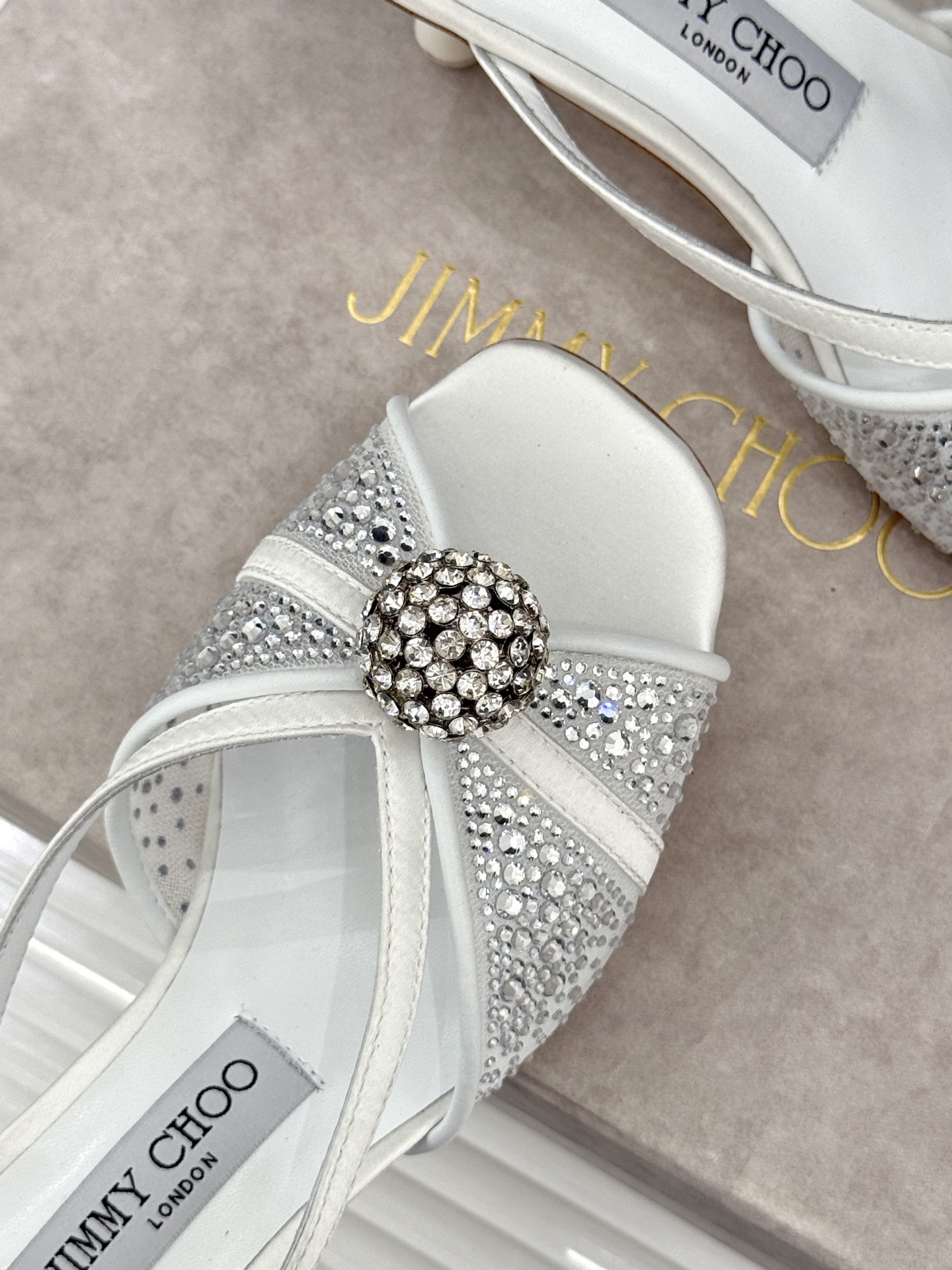 Jimmy Choo/吉米周26WF新品水钻球网纱尖头高跟凉鞋谁能拒绝一双自带星光的JC！这款水钻网纱鞋