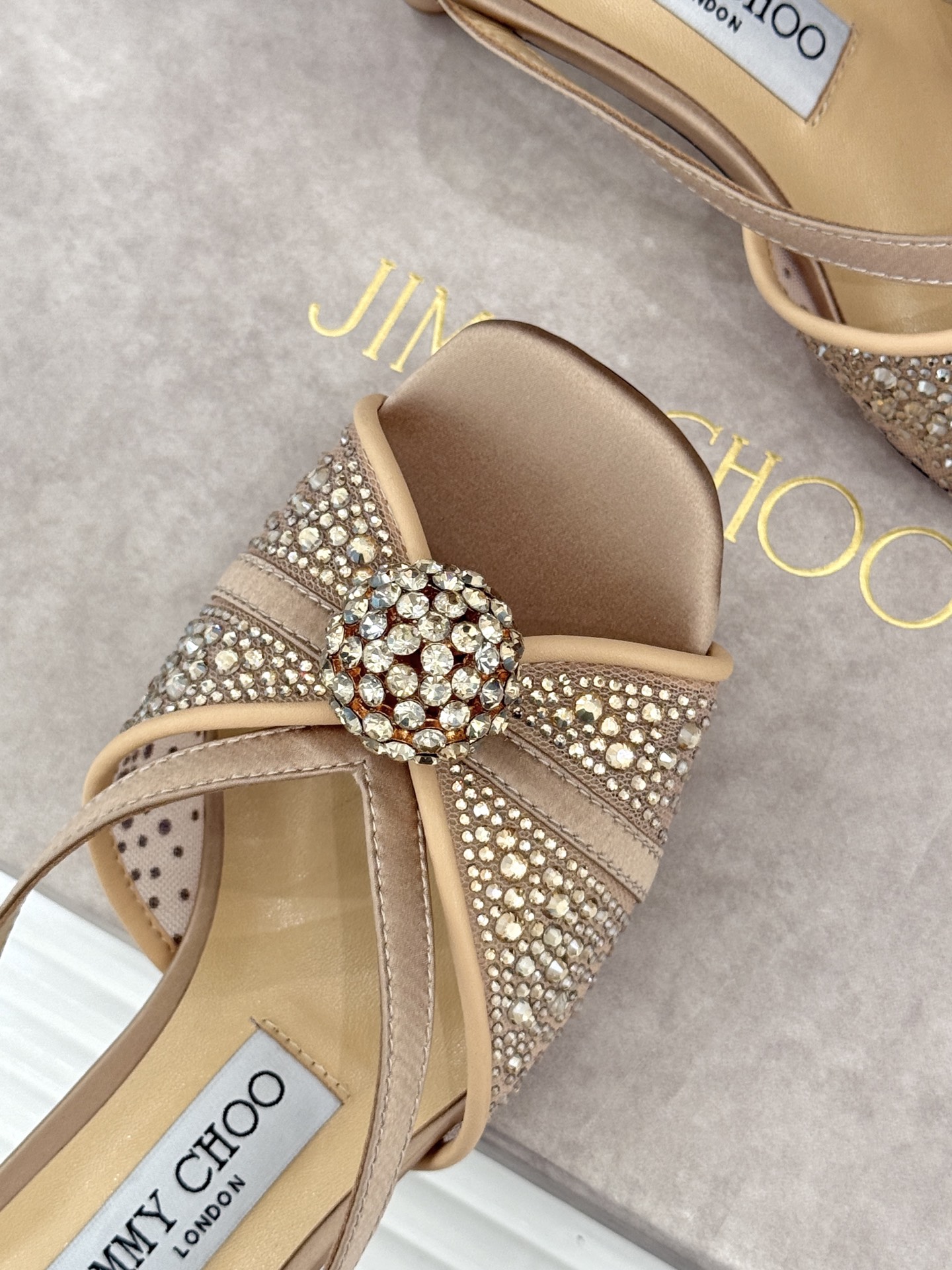 Jimmy Choo/吉米周26WF新品水钻球网纱尖头高跟凉鞋谁能拒绝一双自带星光的JC！这款水钻网纱鞋