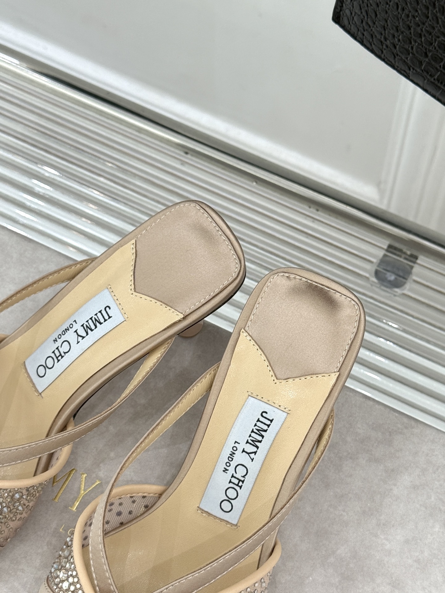 Jimmy Choo/吉米周26WF新品水钻球网纱尖头高跟凉鞋谁能拒绝一双自带星光的JC！这款水钻网纱鞋