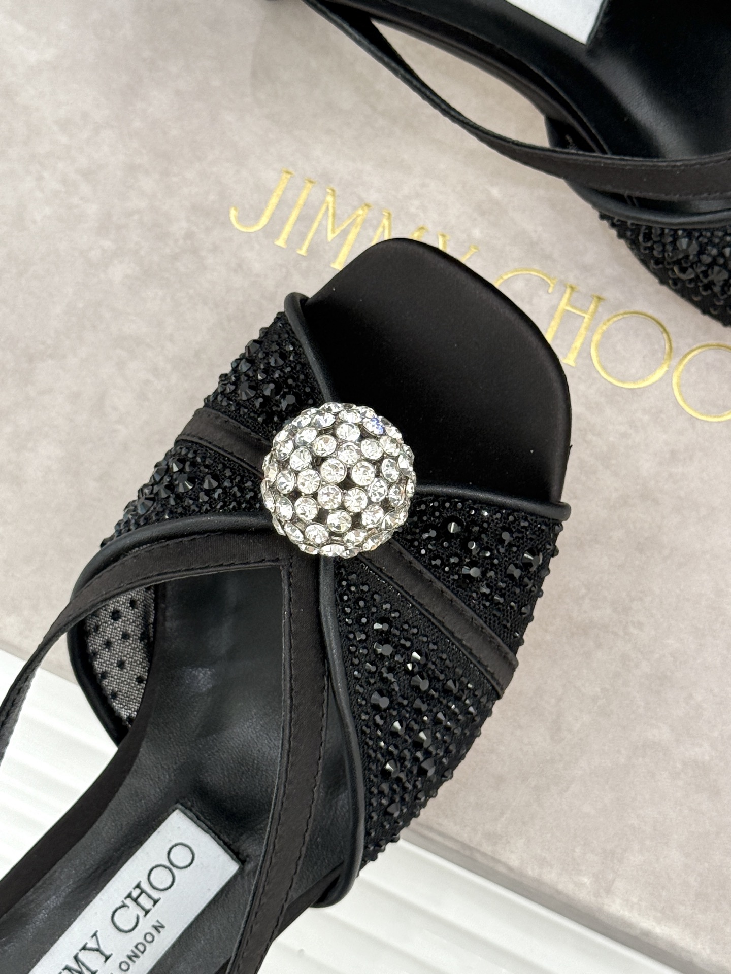 Jimmy Choo/吉米周26WF新品水钻球网纱尖头高跟凉鞋谁能拒绝一双自带星光的JC！这款水钻网纱鞋
