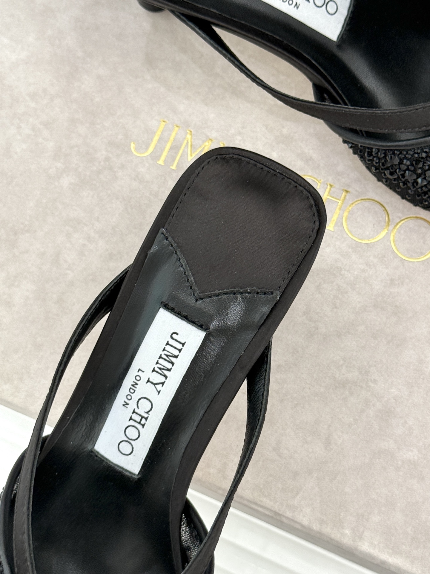 Jimmy Choo/吉米周26WF新品水钻球网纱尖头高跟凉鞋谁能拒绝一双自带星光的JC！这款水钻网纱鞋