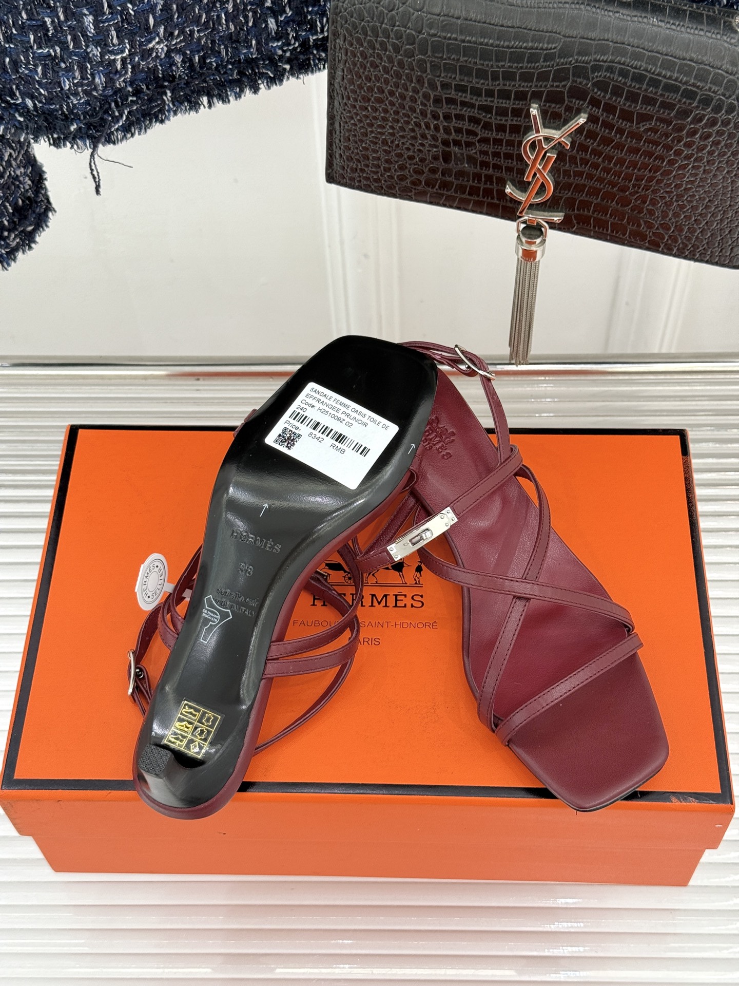Hermès/爱马仕25WF新品Kelly扣细带猫跟凉鞋当Kelly包的传奇基因邂逅夏日步履这款凉鞋便成