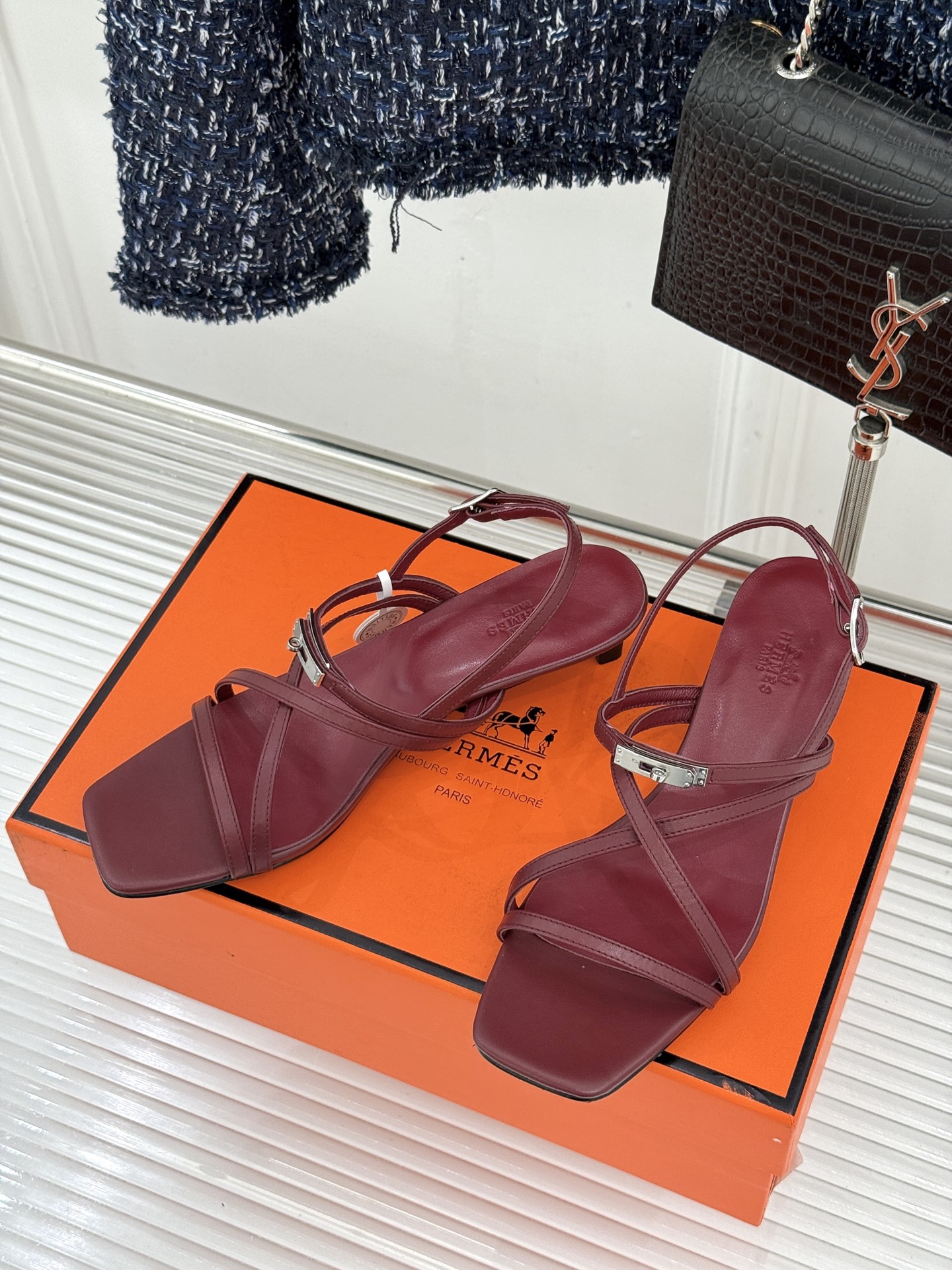 Hermès/爱马仕25WF新品Kelly扣细带猫跟凉鞋当Kelly包的传奇基因邂逅夏日步履这款凉鞋便成
