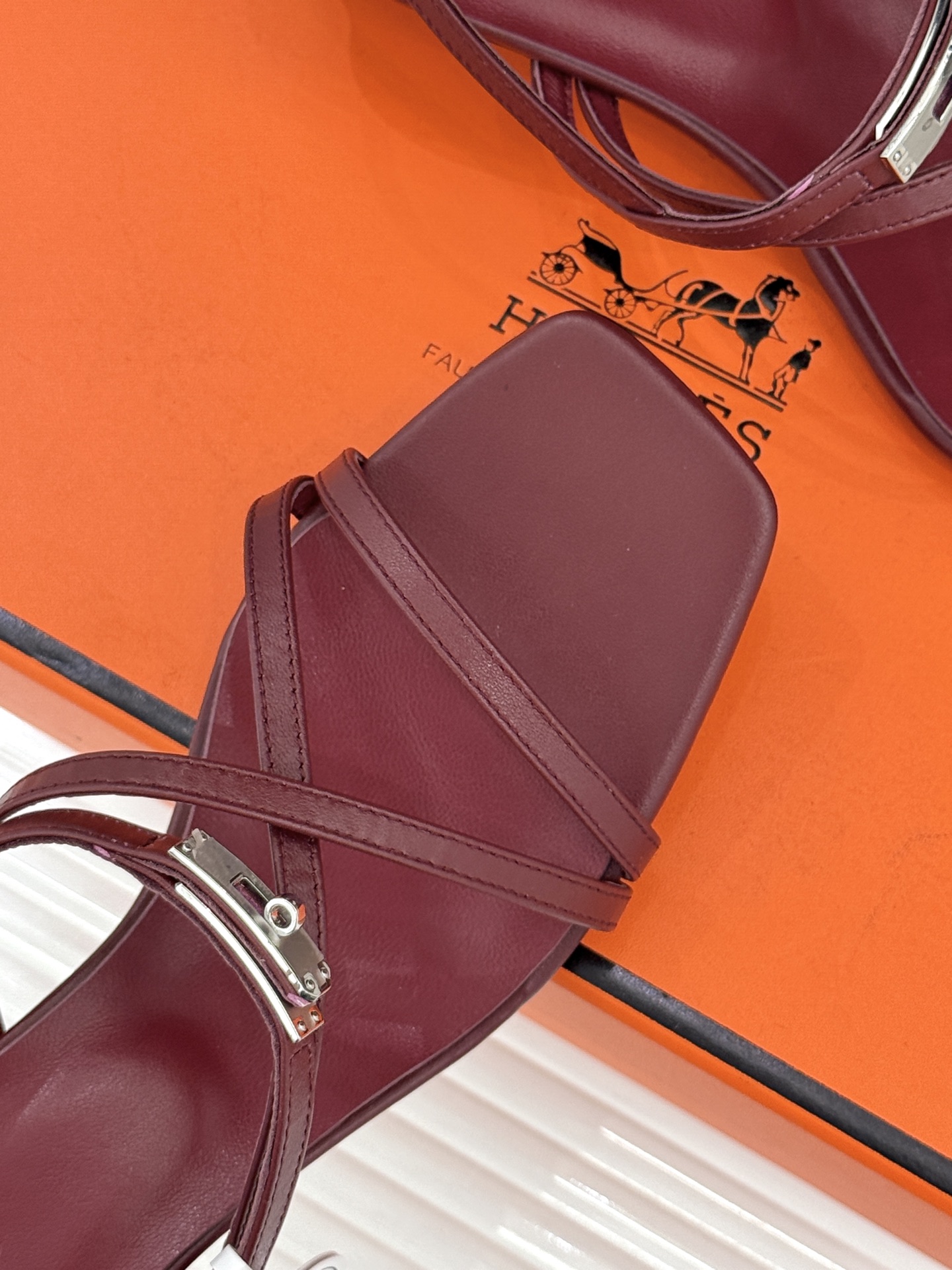 Hermès/爱马仕25WF新品Kelly扣细带猫跟凉鞋当Kelly包的传奇基因邂逅夏日步履这款凉鞋便成