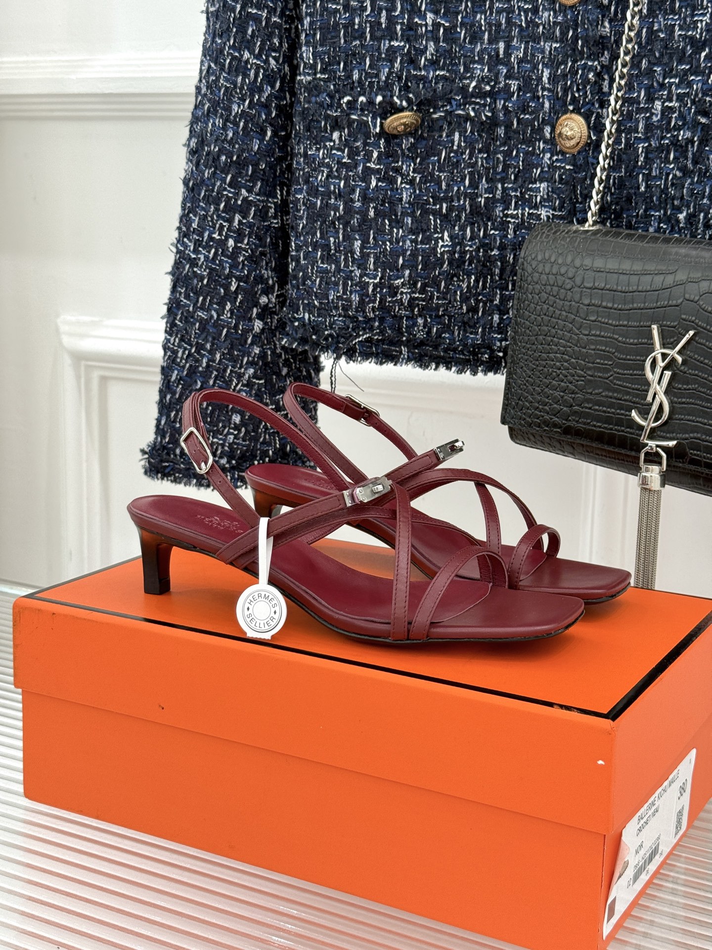 Hermès/爱马仕25WF新品Kelly扣细带猫跟凉鞋当Kelly包的传奇基因邂逅夏日步履这款凉鞋便成