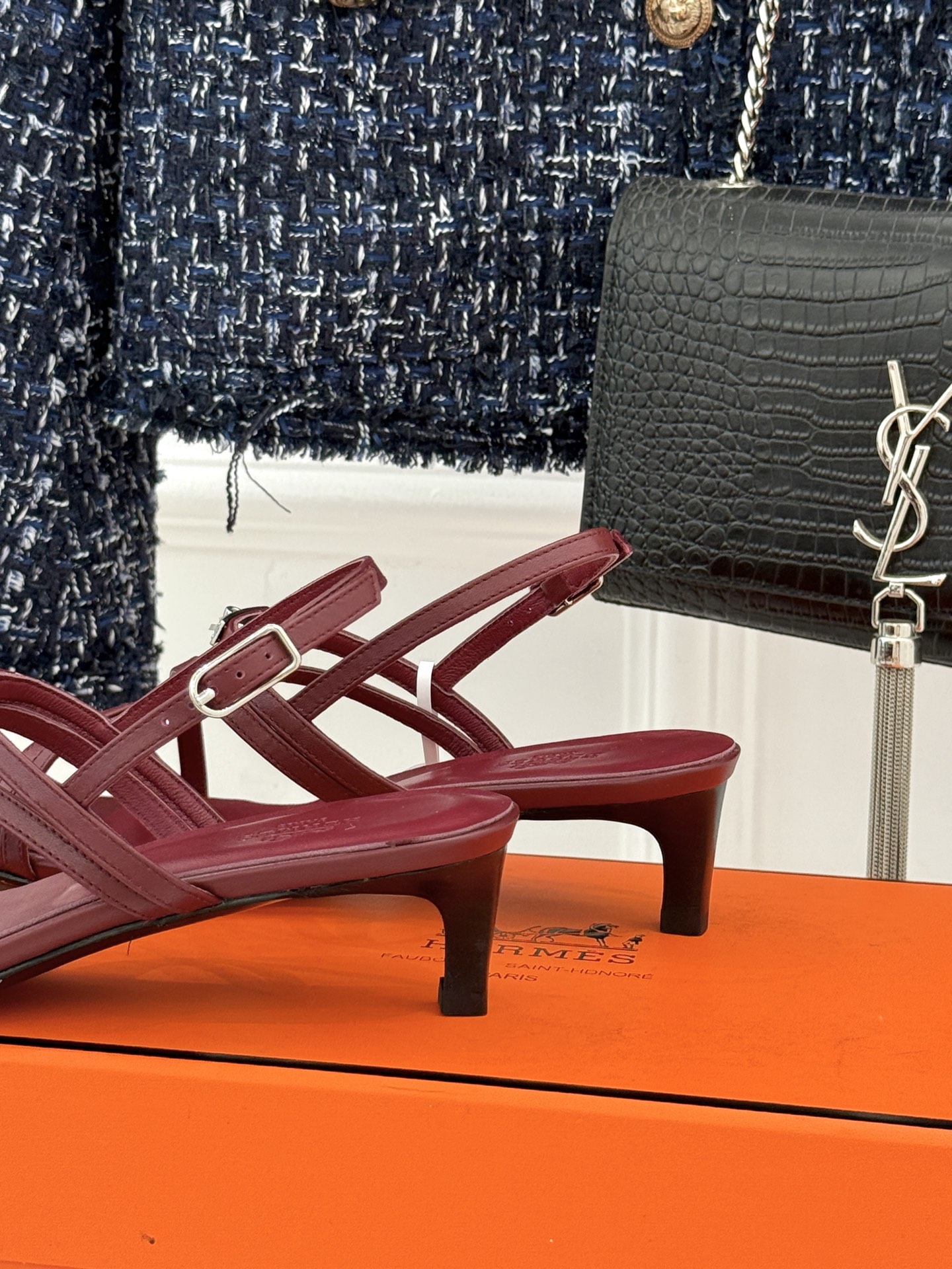 Hermès/爱马仕25WF新品Kelly扣细带猫跟凉鞋当Kelly包的传奇基因邂逅夏日步履这款凉鞋便成