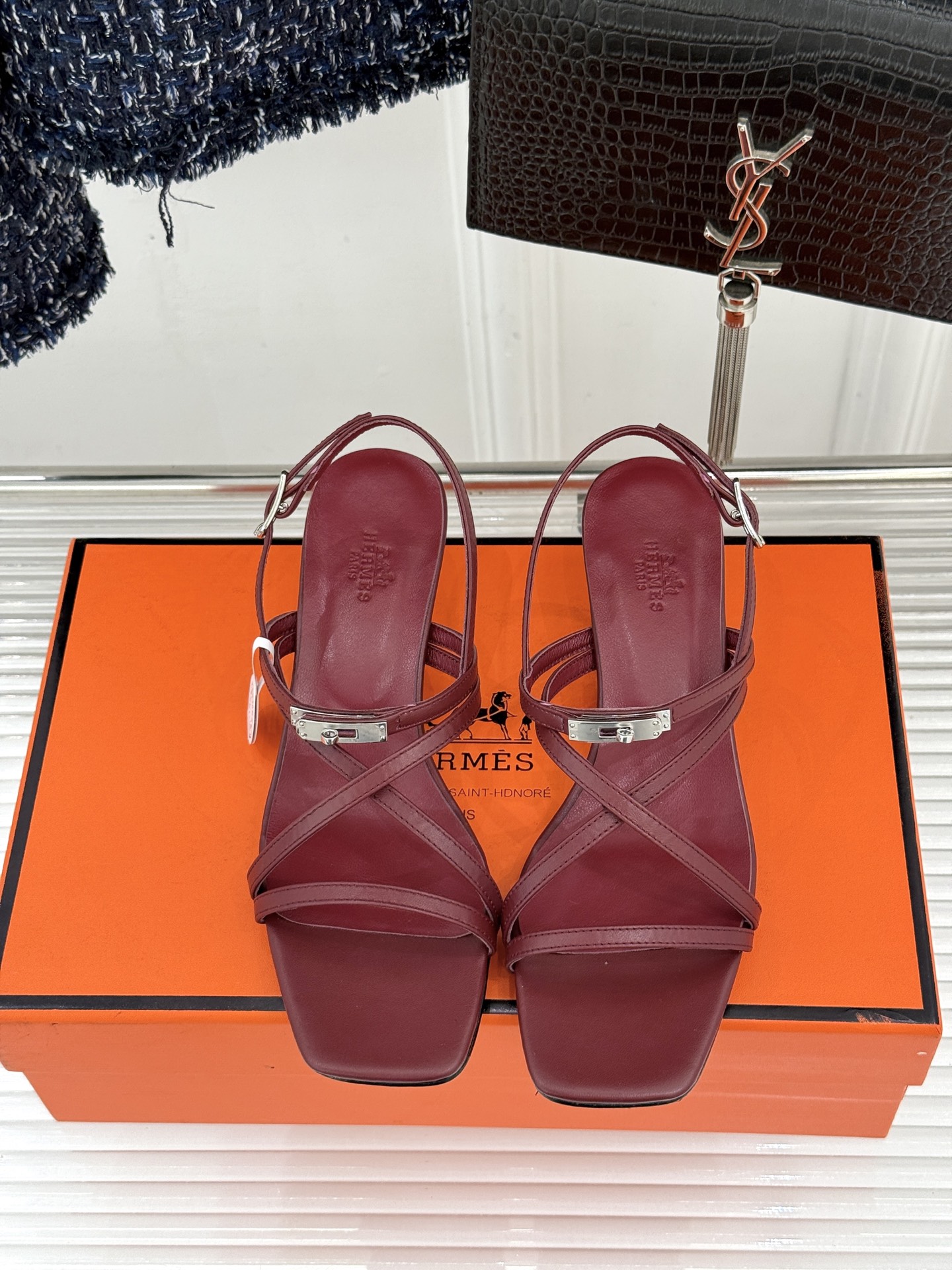 Hermès/爱马仕25WF新品Kelly扣细带猫跟凉鞋当Kelly包的传奇基因邂逅夏日步履这款凉鞋便成
